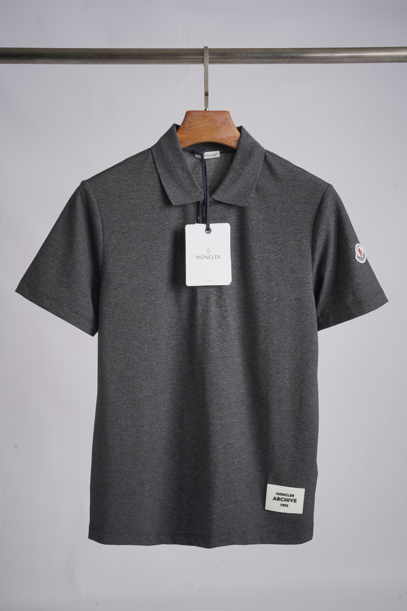 Поло унисекс в стиле Moncler из натурального хлопка тёмно-серого цвета с логотипом