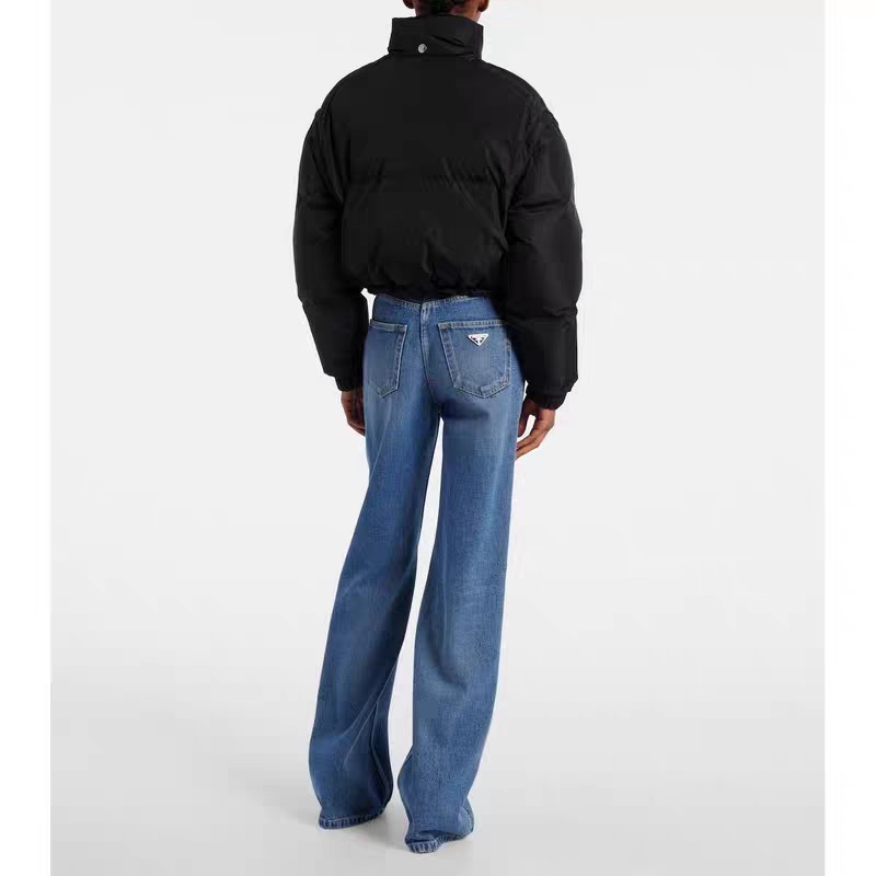 Джинсы женские в стиле Prada синего цвета с треугольным логотипом