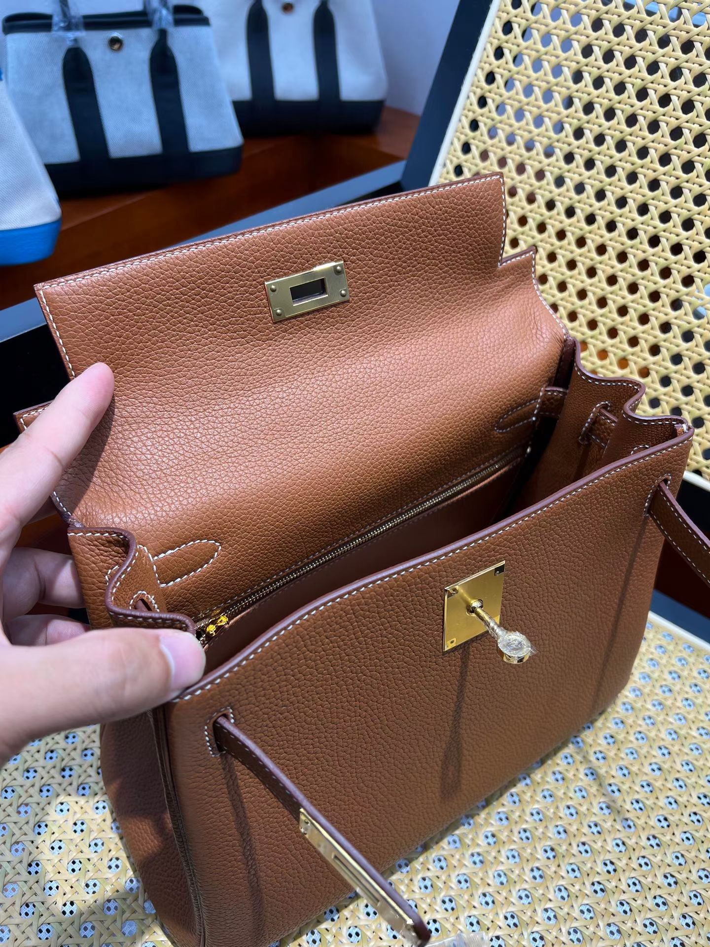 Сумка женская Hermès Kelly 28  gold brown цвета