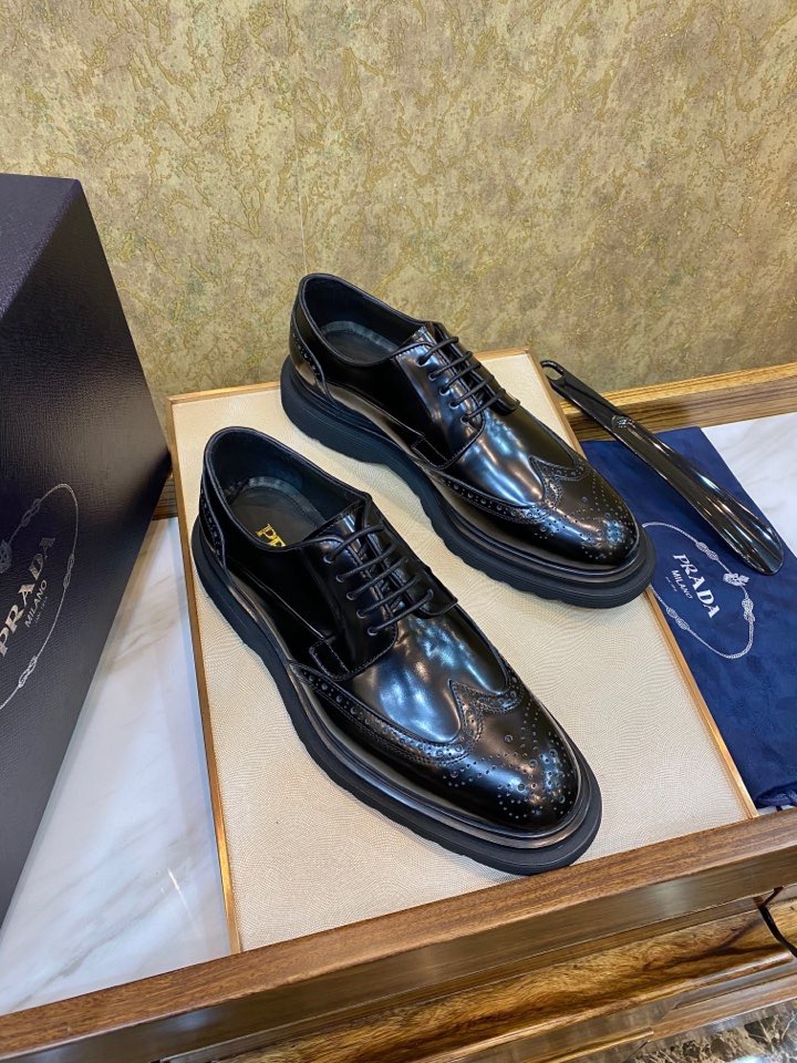Туфли мужские Prada на массивной подошве из натуральной кожи черного цвета