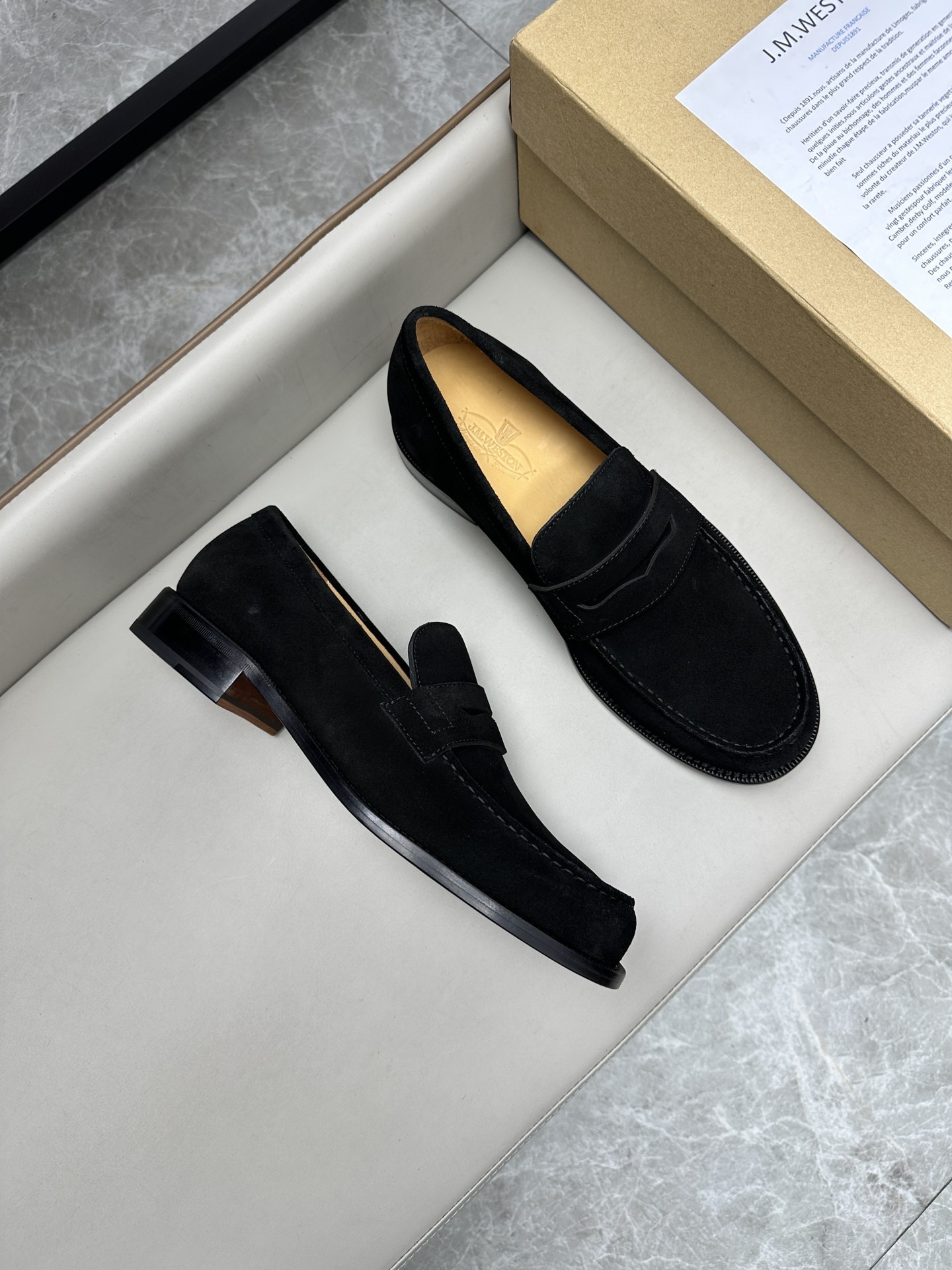 Лоферы мужские в стиле J.M. Weston из натуральной замши черного цвета