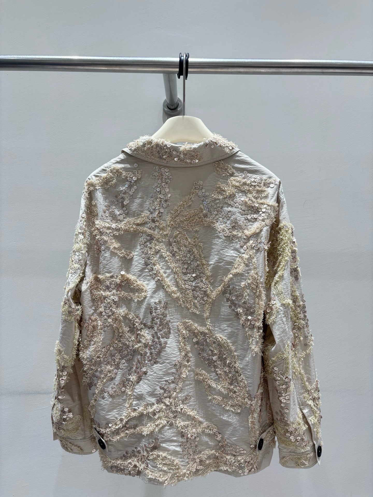 Куртка женская Brunello Cucinelli Dazzling Seabed Embroidery из хлопковой ткани светло-бежевого цвета 