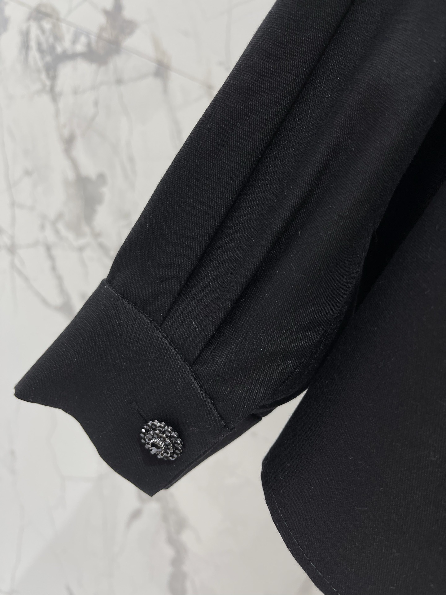 Блуза женская в стиле Chanel чёрного цвета с V-образным вырезом