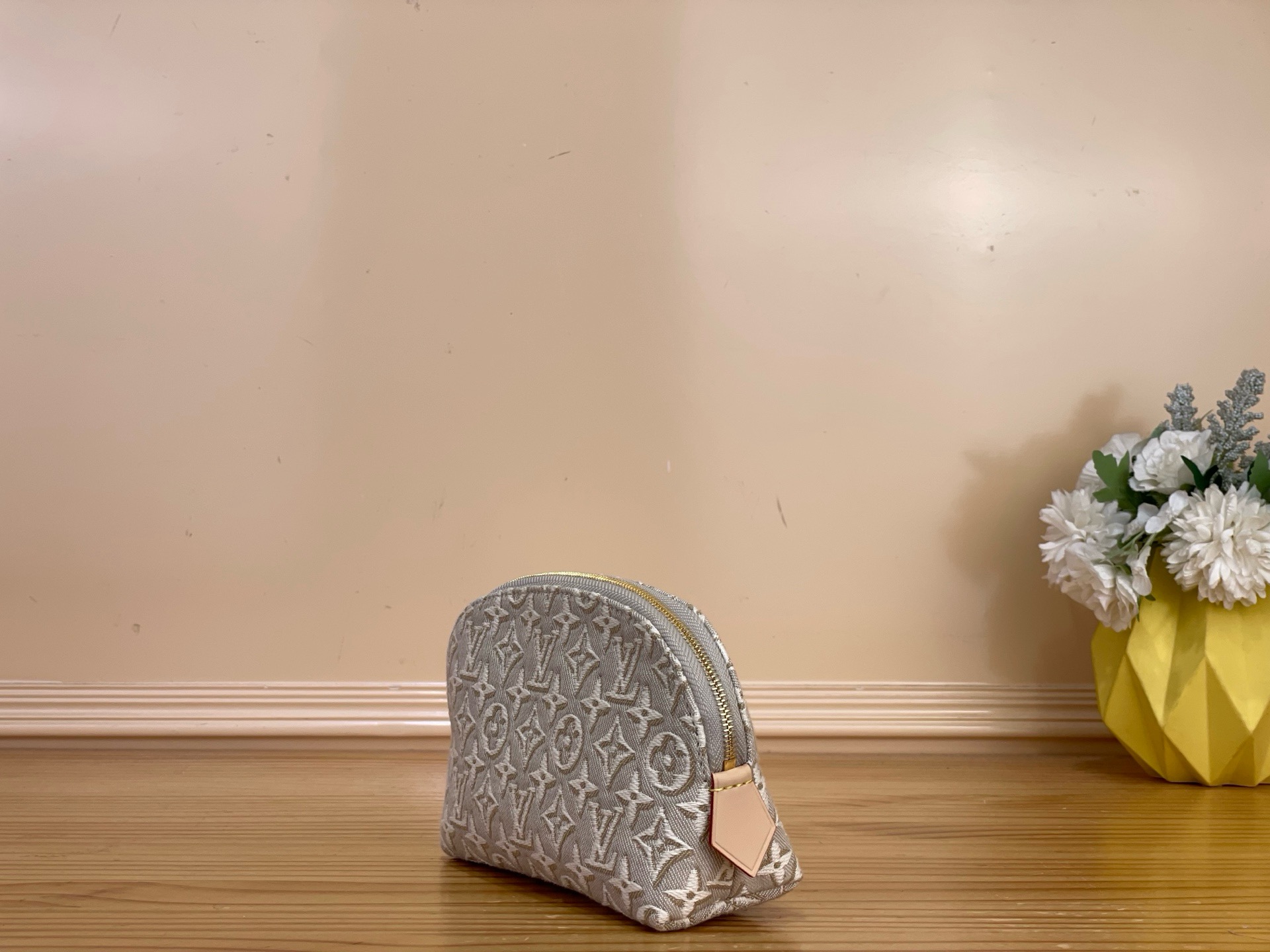 Косметичка женская Louis Vuitton Pochette Cosmétique бежевого цвета