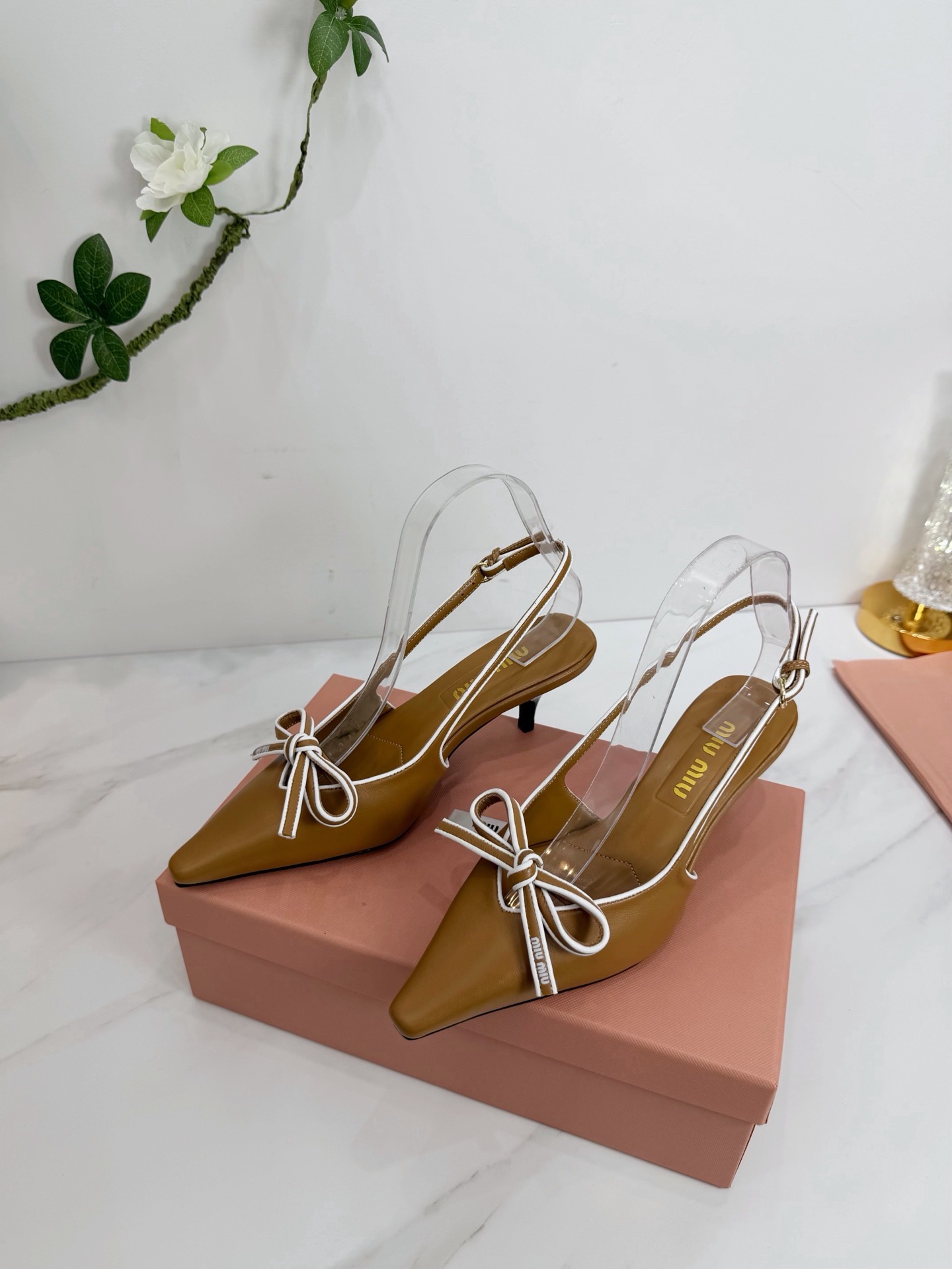 Туфли женские Miu Miu слингбэк коричневого цвета