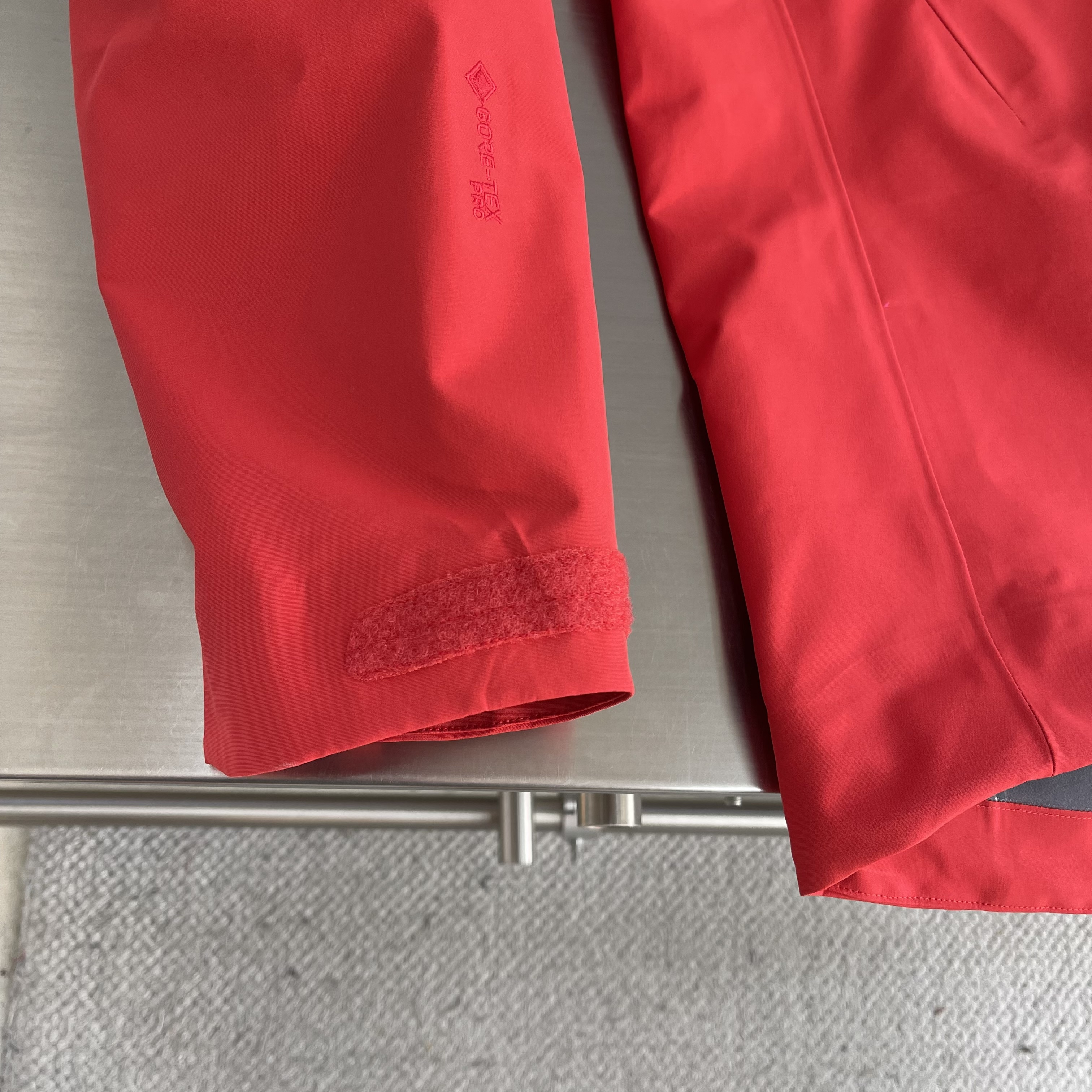 Куртка унисекс в стиле Arc'teryx Alpha SV с капюшоном красного цвета