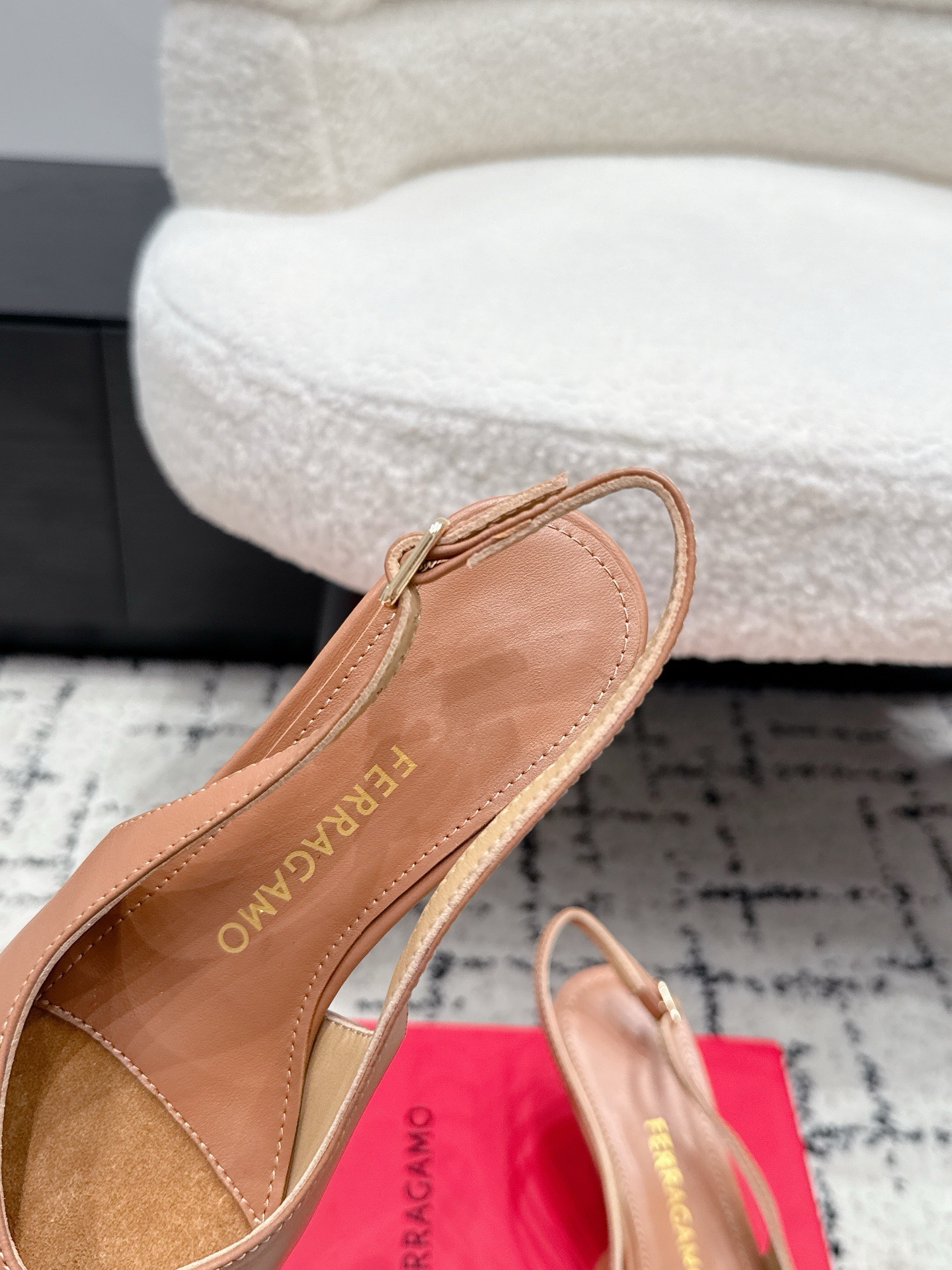 Туфли женские в стиле Salvatore Ferragamo бежевого цвета