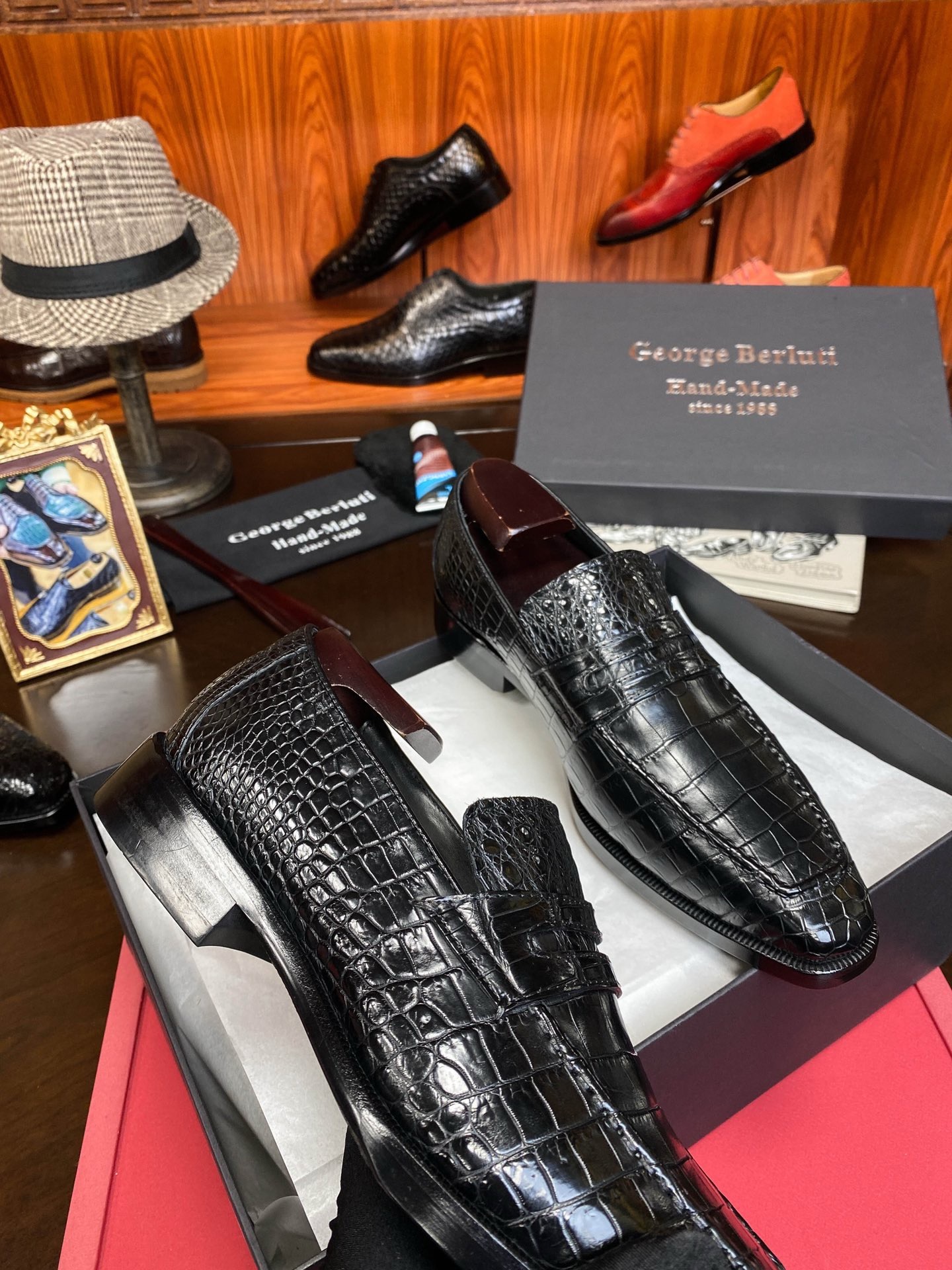 Лоферы мужские в стиле Berluti из цельной кожи крокодила черного цвета