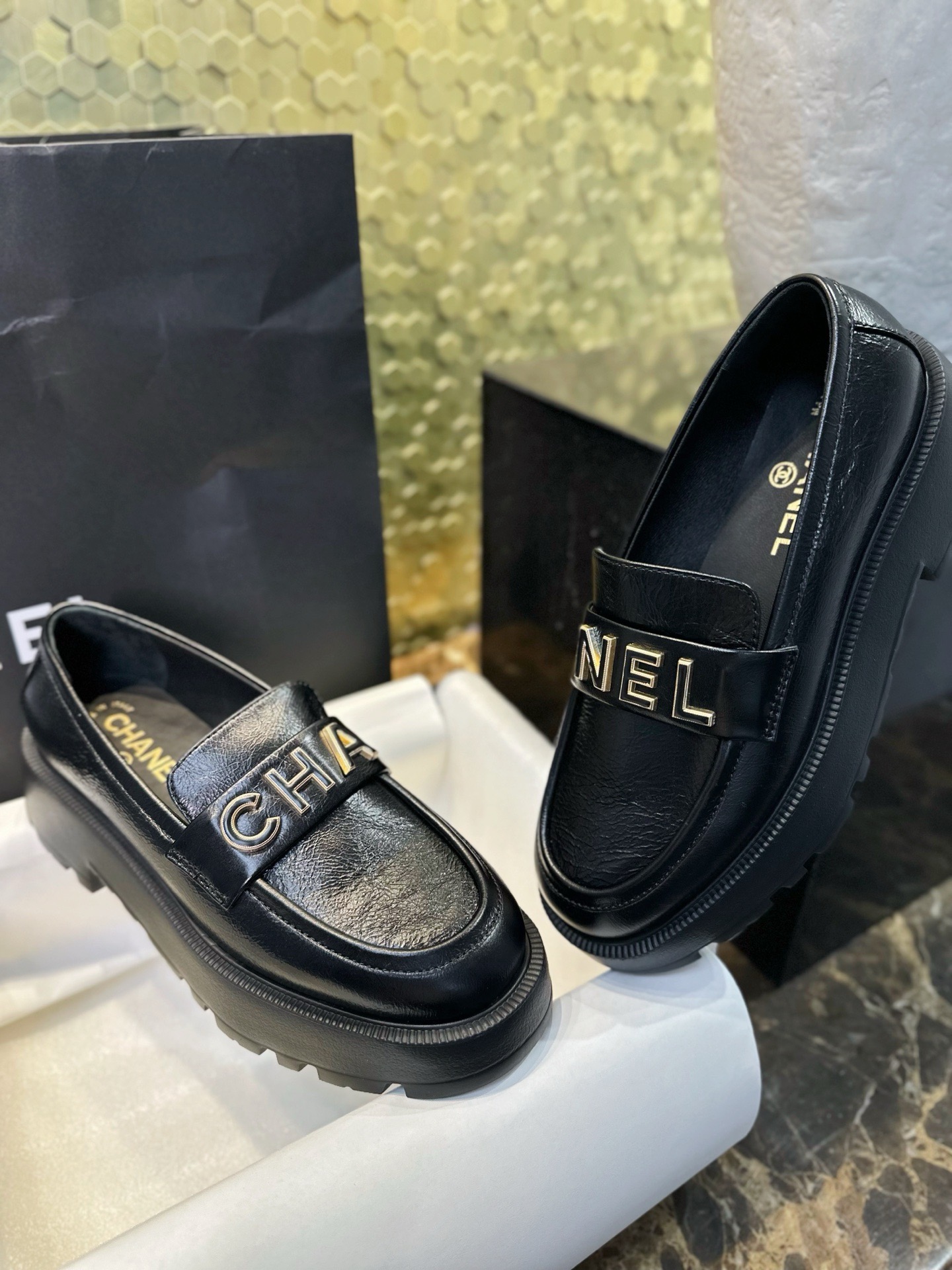 Лоферы женские в стиле Chanel 24B на утолщенной подошве с буквенным логотипом черного цвета