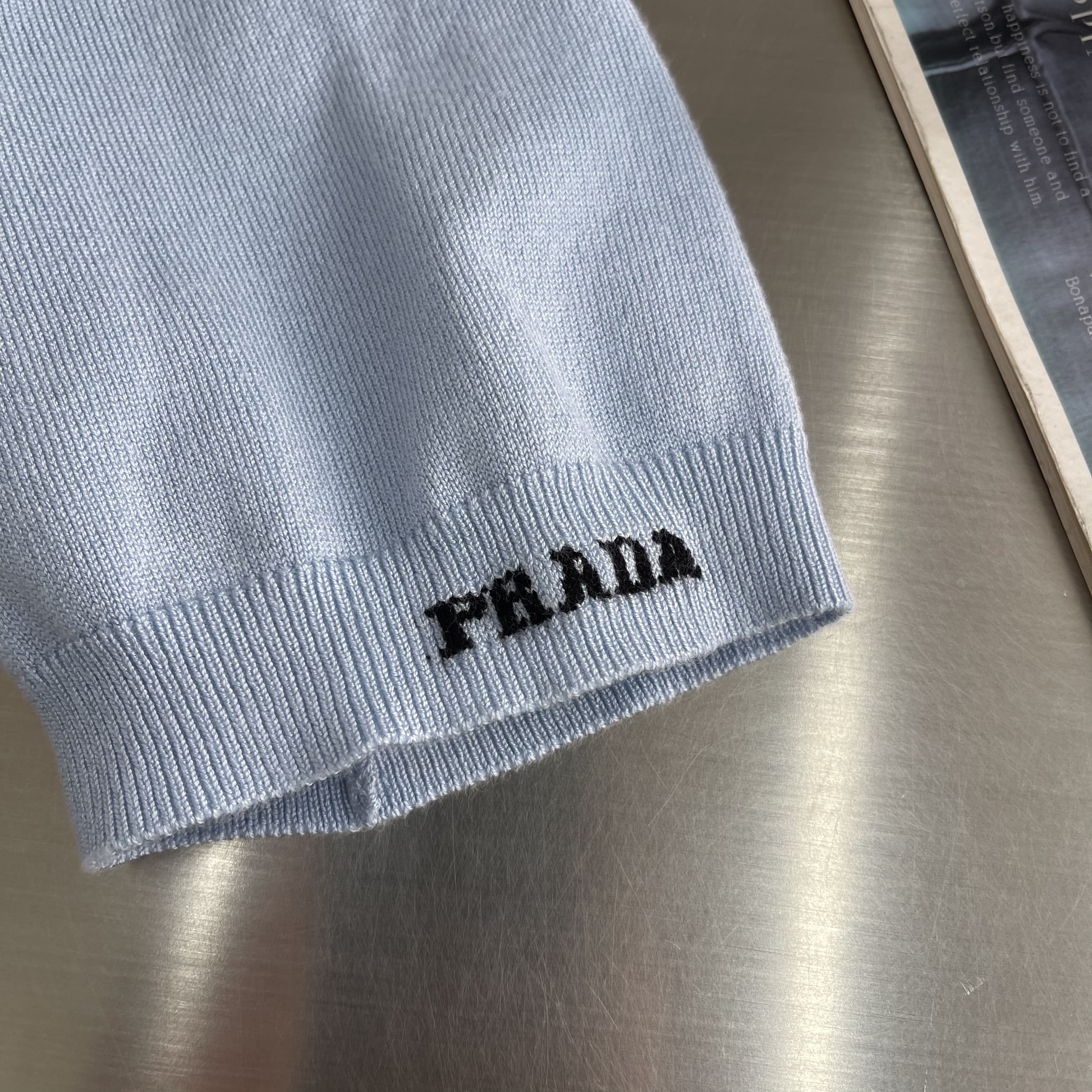 Футболка мужская в стиле Prada с логотипом на рукаве