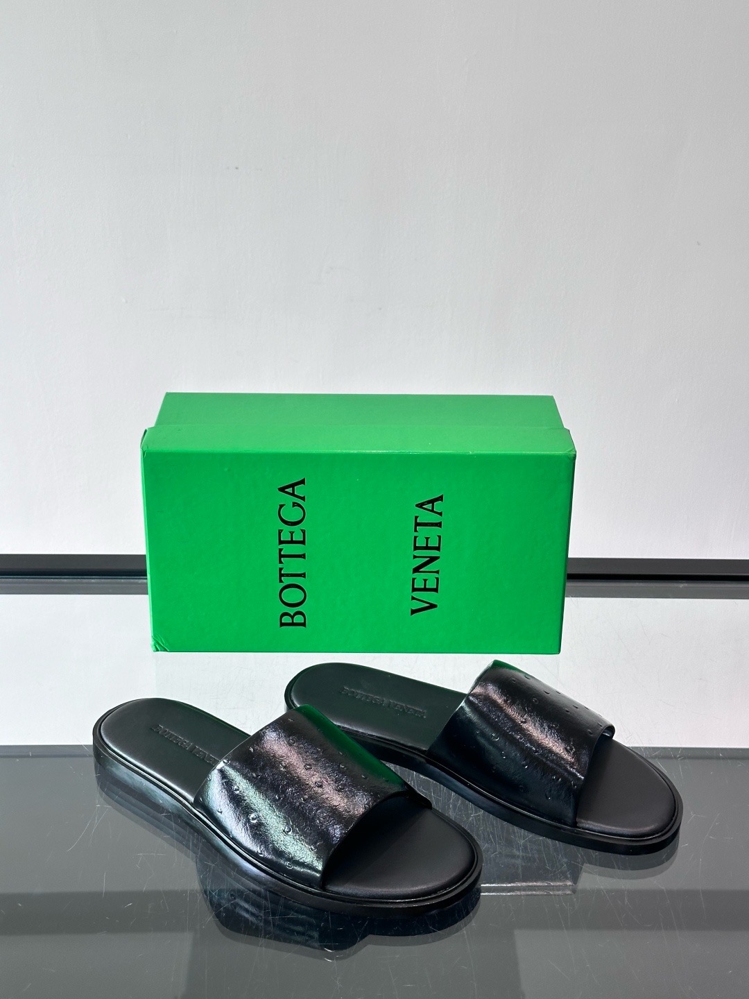 Шлепанцы мужские в стиле Bottega Veneta черного цвета
