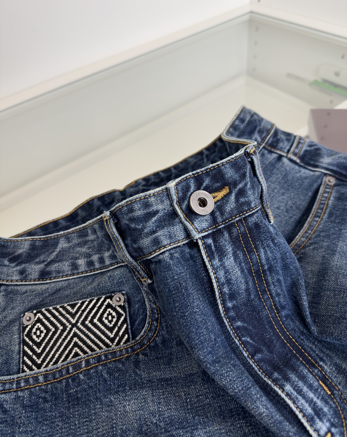 Джинсы мужские в стиле Valentino прямого кроя синего цвета из денима