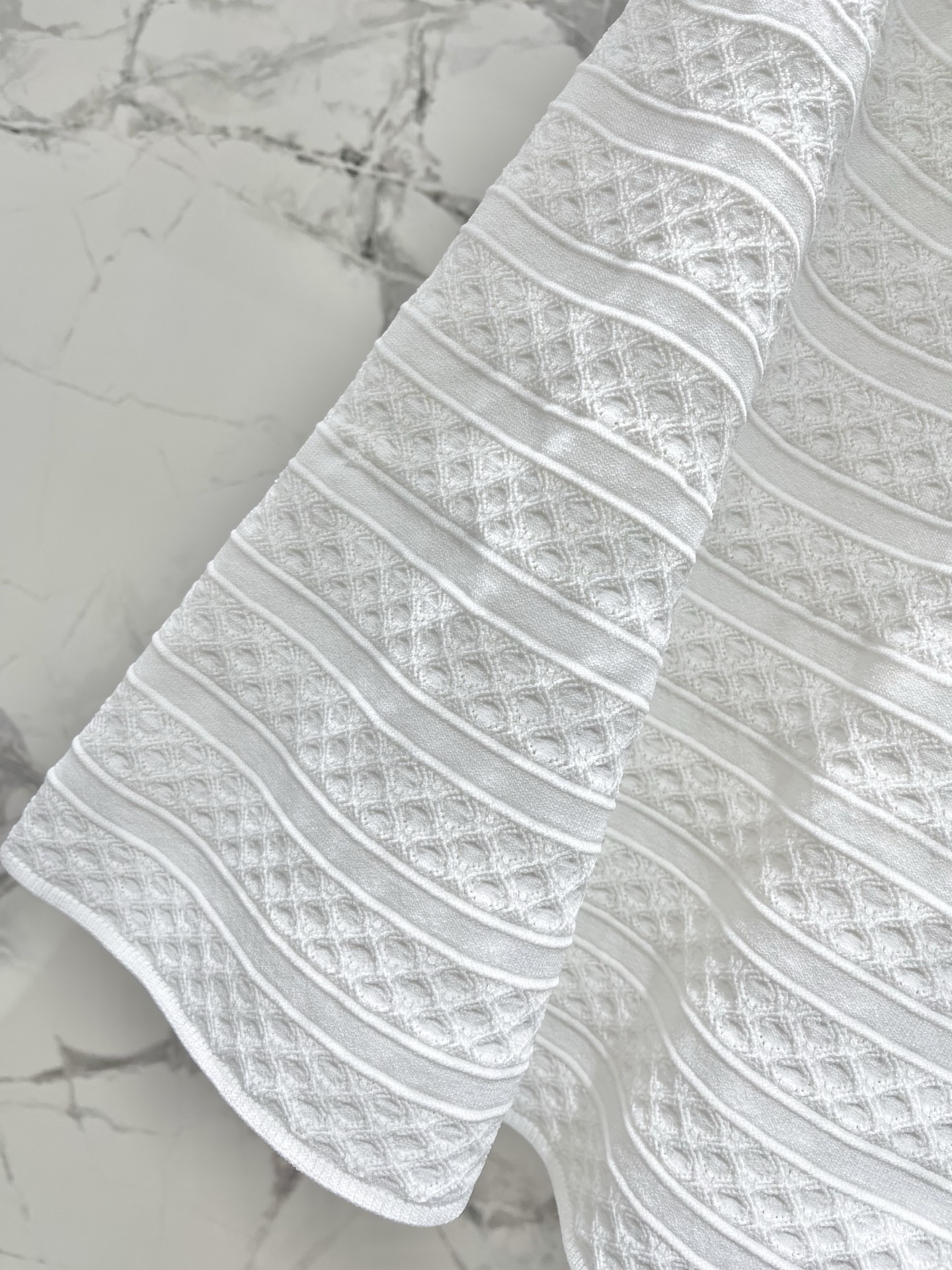 Костюм женский в стиле Self-Portrait вязаный белого цвета: топ и юбка с декором