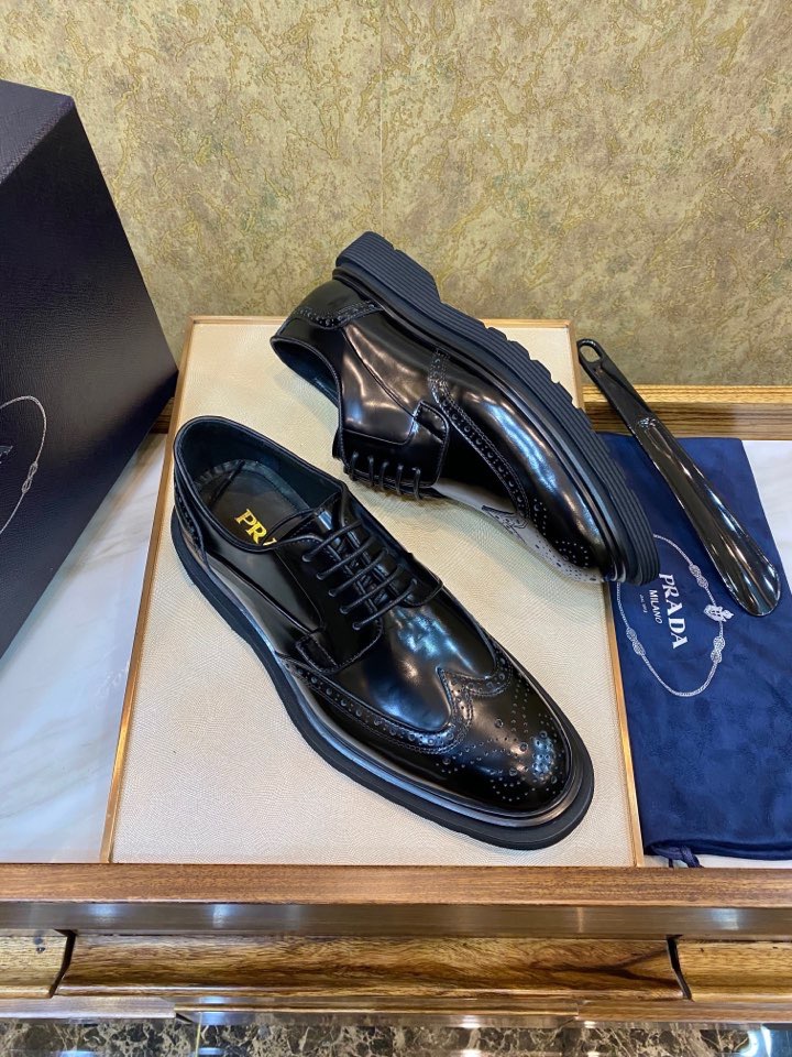 Туфли мужские Prada на массивной подошве из натуральной кожи черного цвета