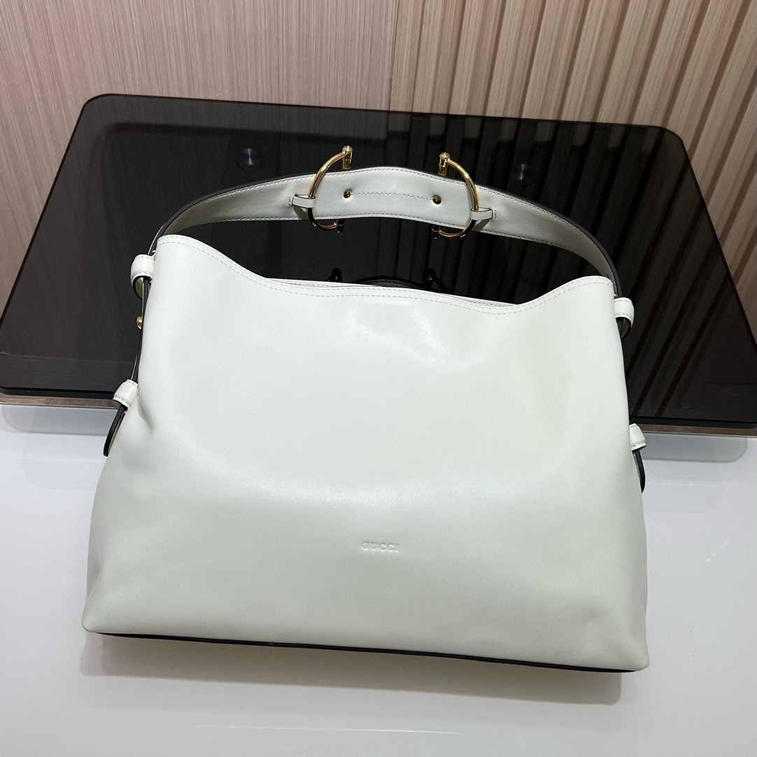 Сумка женская в стиле Gucci Beatrix из натуральной кожи молочно-белого цвета с декоративной пряжкой