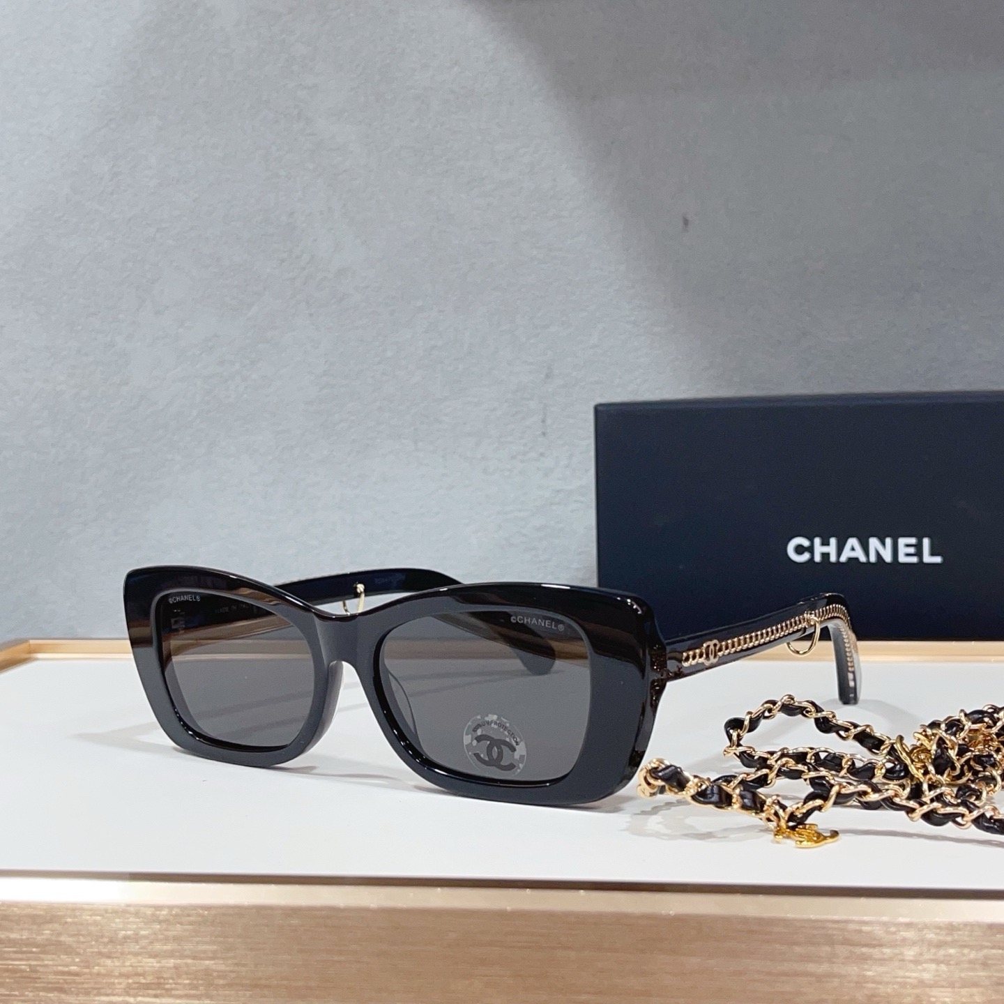 Очки солнцезащитные женские в стиле Chanel CH5553 с цепочкой
