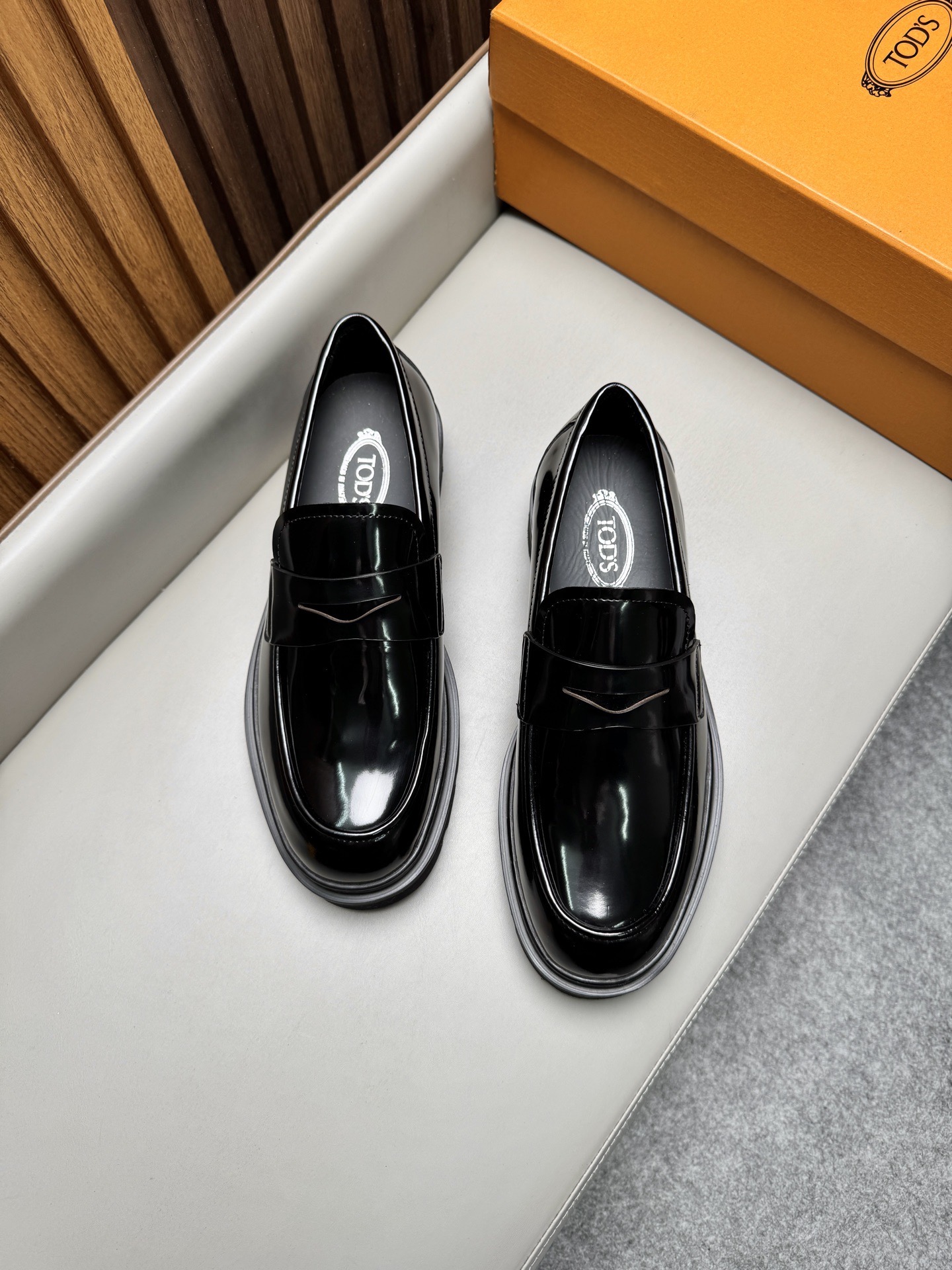 Лоферы мужские в стиле Tod’s черного цвета на массивной подошве