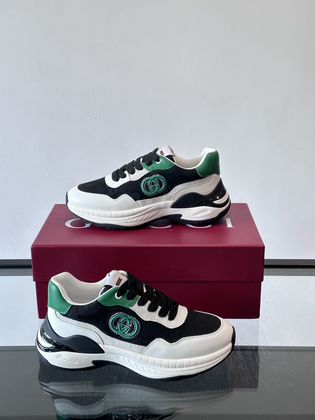 Кроссовки мужские в стиле Gucci чёрно-бело-зелёного цвета с зелёными вставками