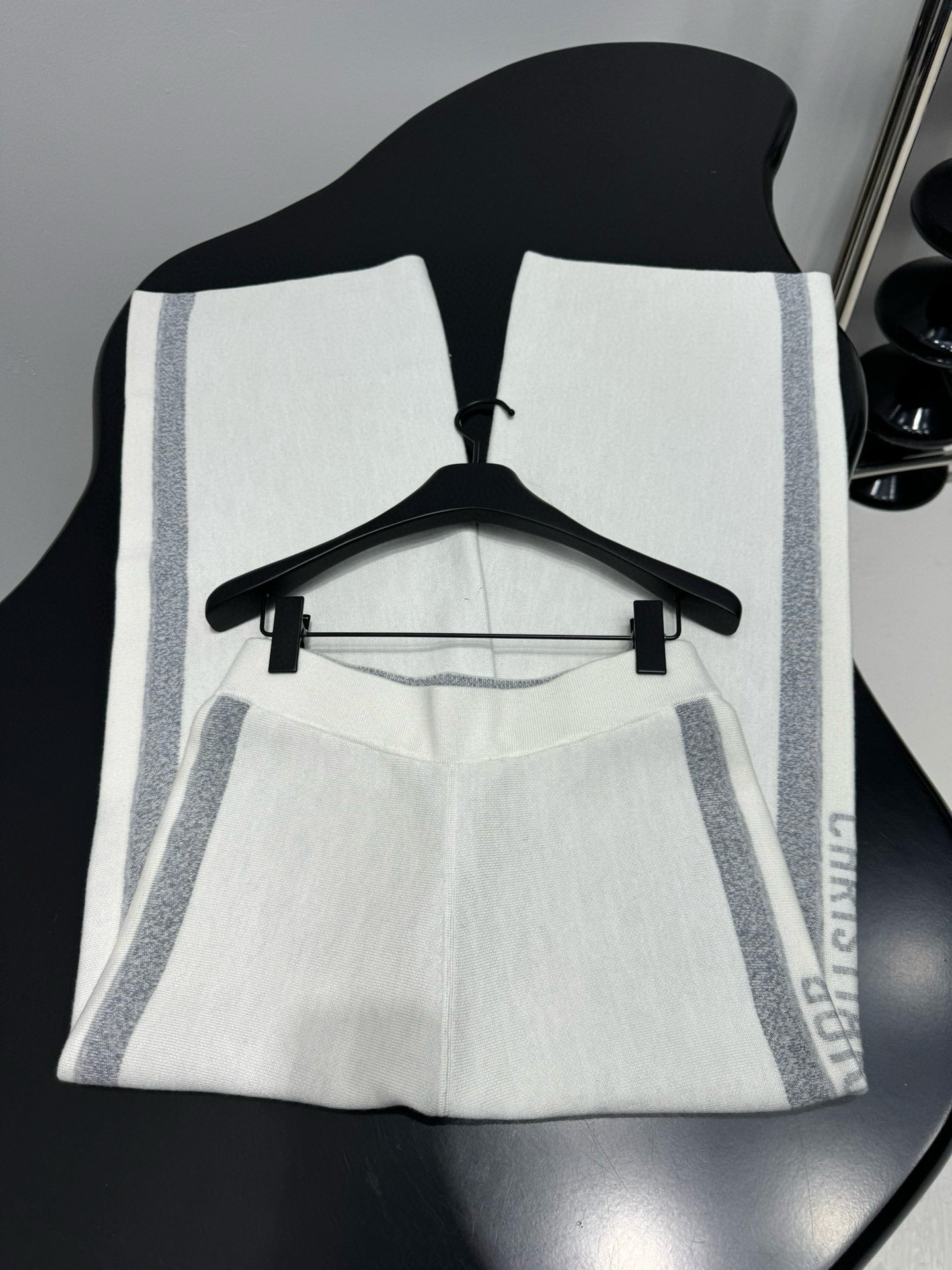 Брюки женские в стиле Dior из шерстяного трикотажа молочного цвета с жаккардовым узором