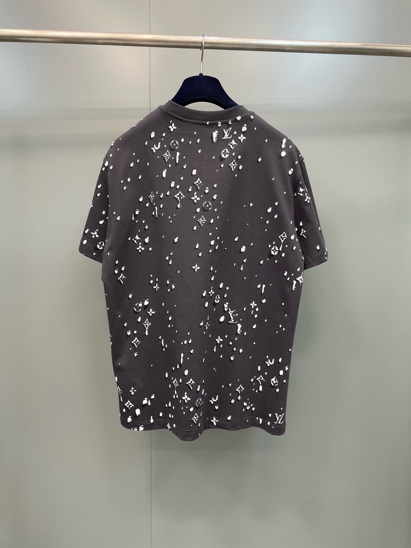 Футболка мужская Louis Vuitton Monogram Short-Sleeved T-Shirt тёмно-серого цвета с принтом Monogram Waterdrops и декором из страз