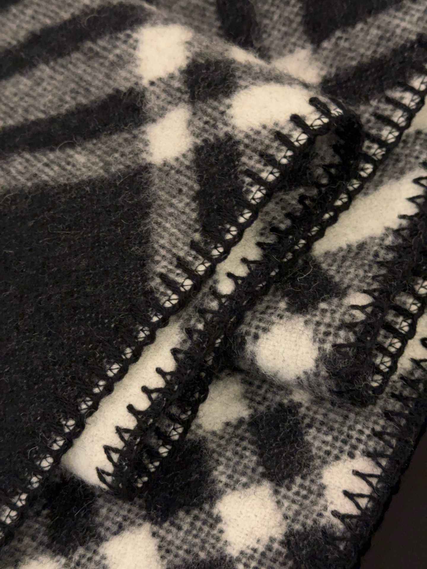 Шарф унисекс в стиле Burberry двусторонний из мягкой шерсти с диагональной клеткой чёрного  цвета