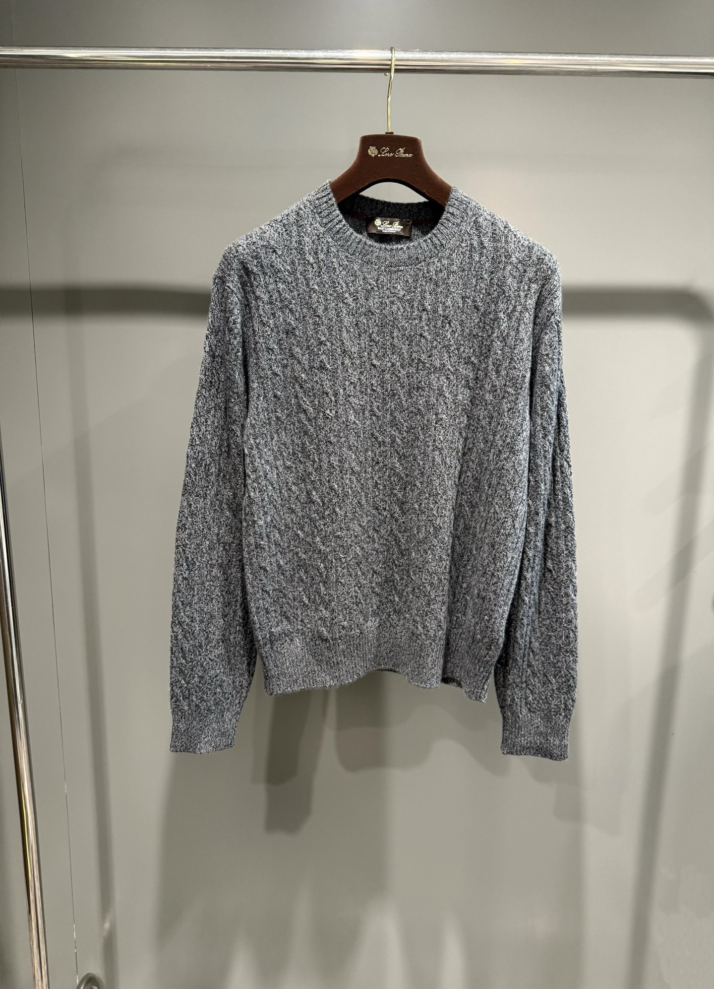 Свитер мужской в стиле Loro Piana Treccia из 100% шерсти серого цвета