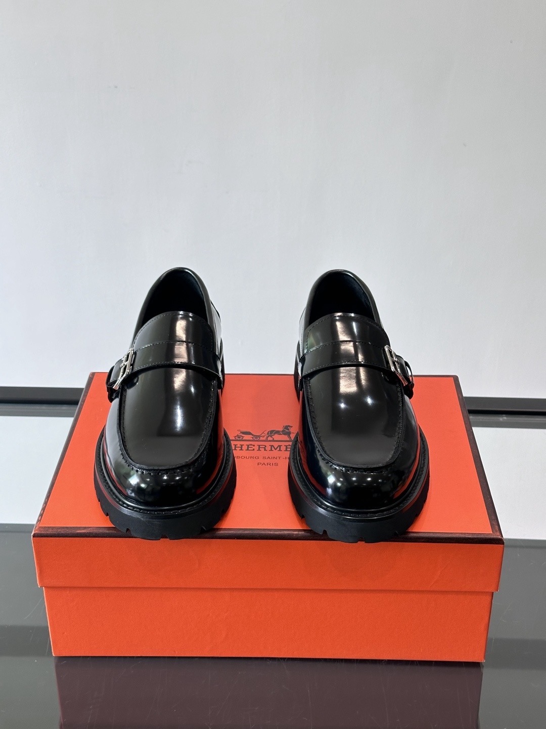 Лоферы мужские в стиле Hermes из лакированной кожи черного цвета