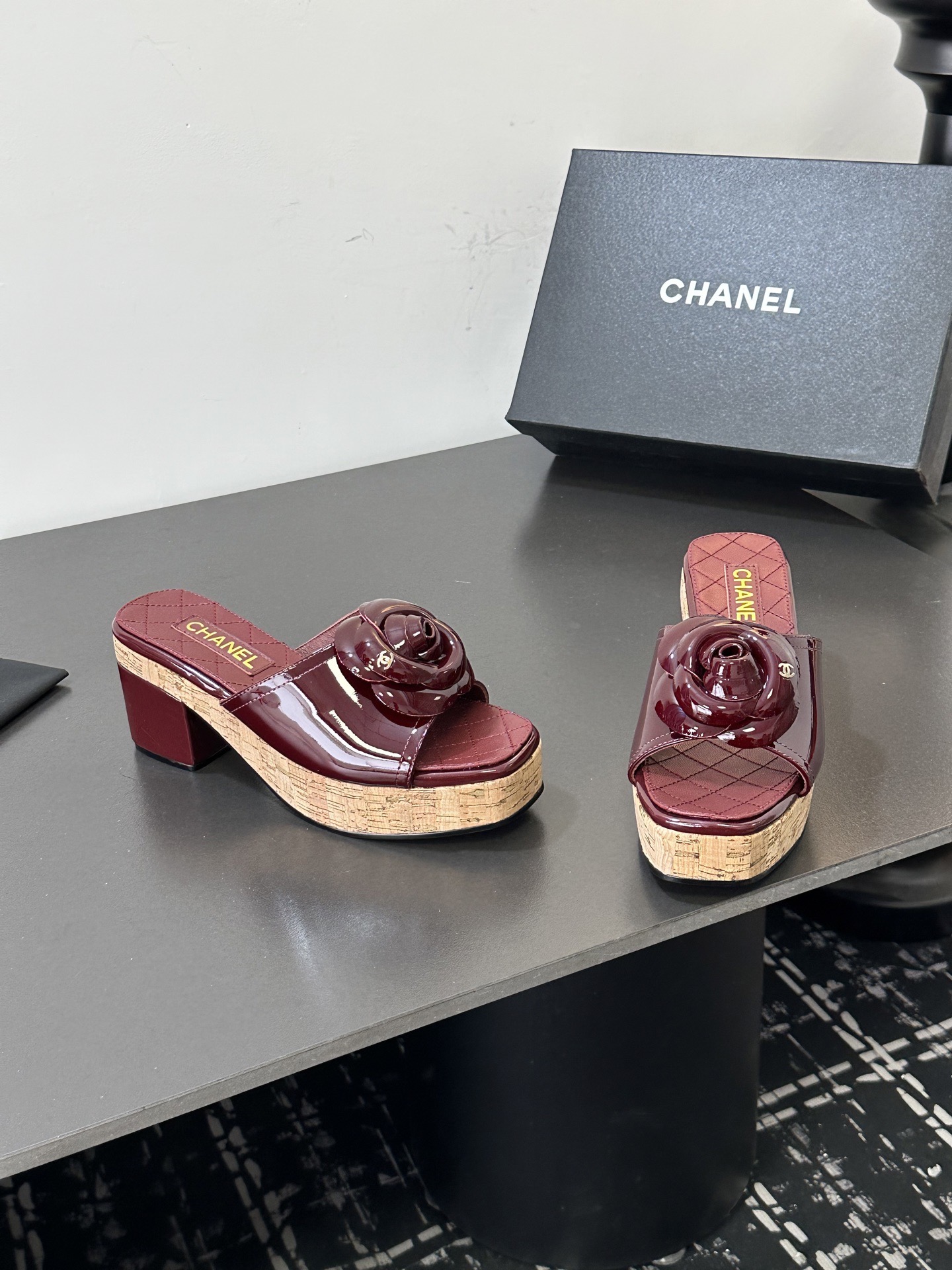 Мюли женские в стиле Chanel с цветком камелии бордового цвета