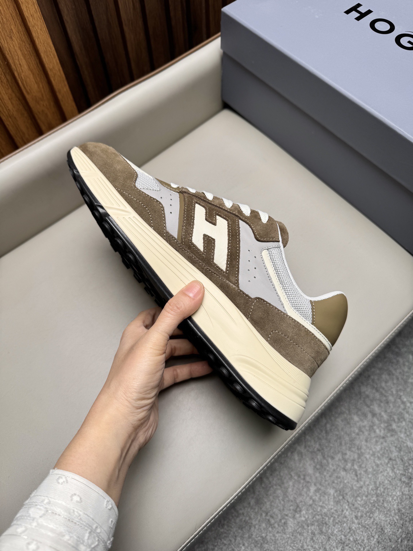 Кроссовки мужские в стиле Hogan H Patch Hyperlight бежево-молочного цвета