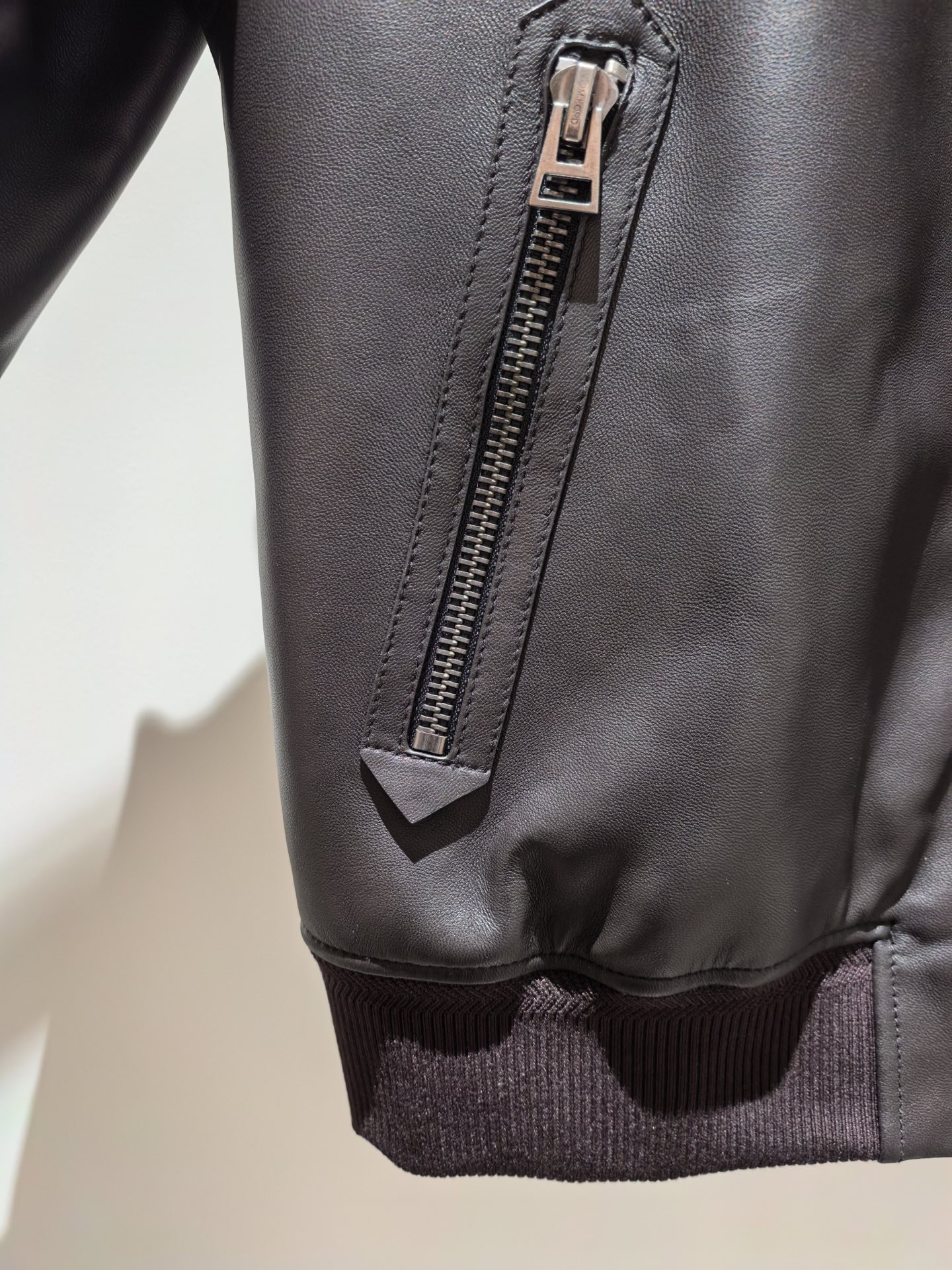 Куртка мужская в стиле Tom Ford тёмно-коричневого цвета с трикотажной отделкой
