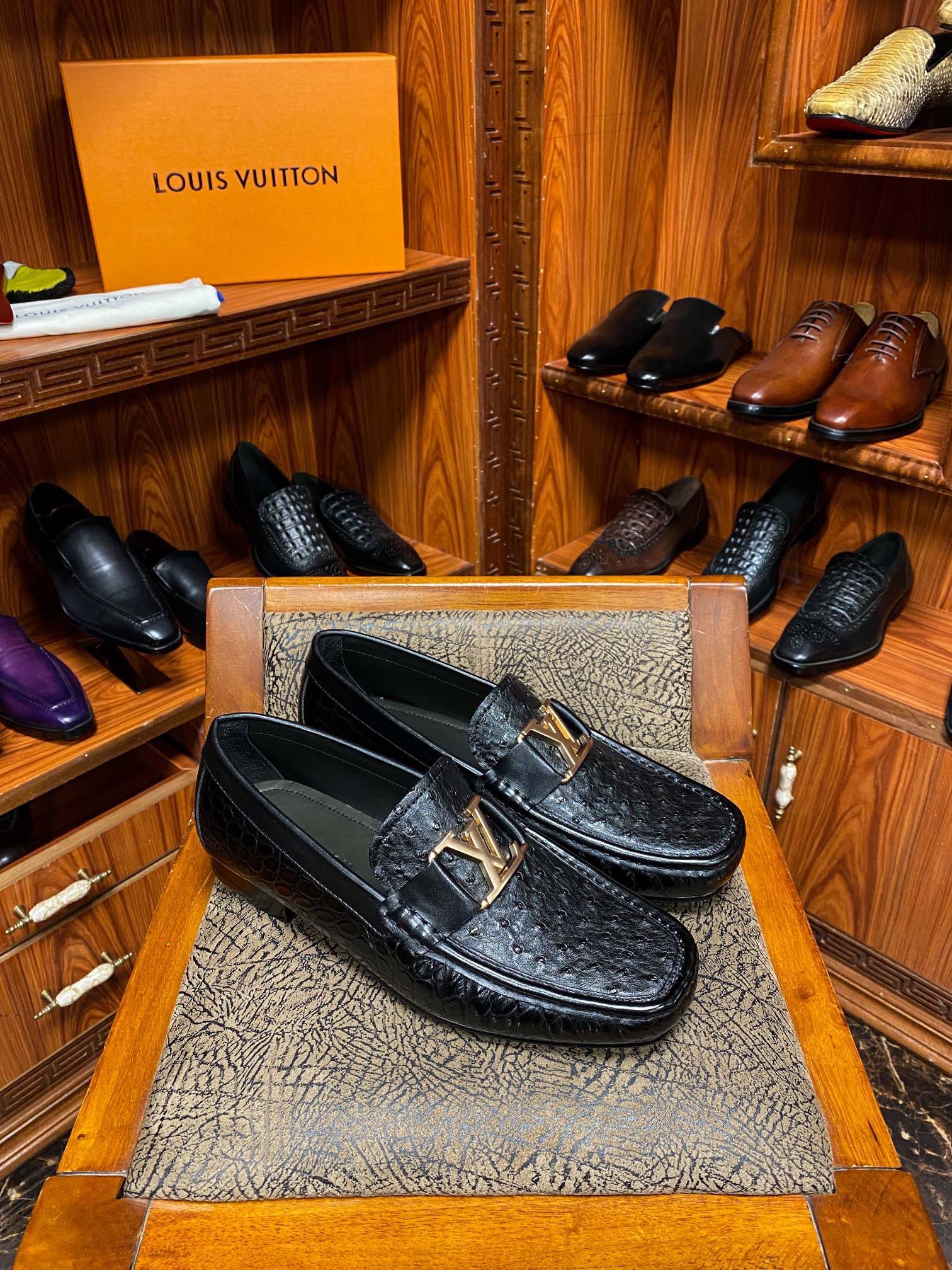 Лоферы мужские в стиле Louis Vuitton из натуральной кожи чёрного цвета