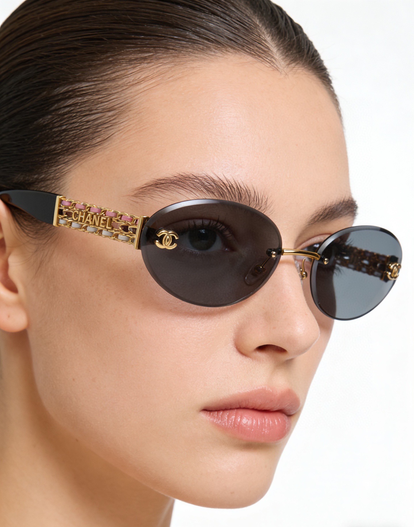 Очки солнцезащитные женские в стиле Chanel узкой овальной формы