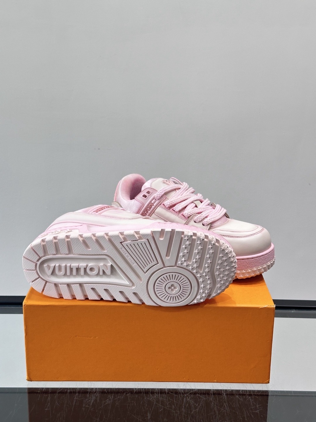 Кроссовки женские в стиле Louis Vuitton Trainer розового цвета