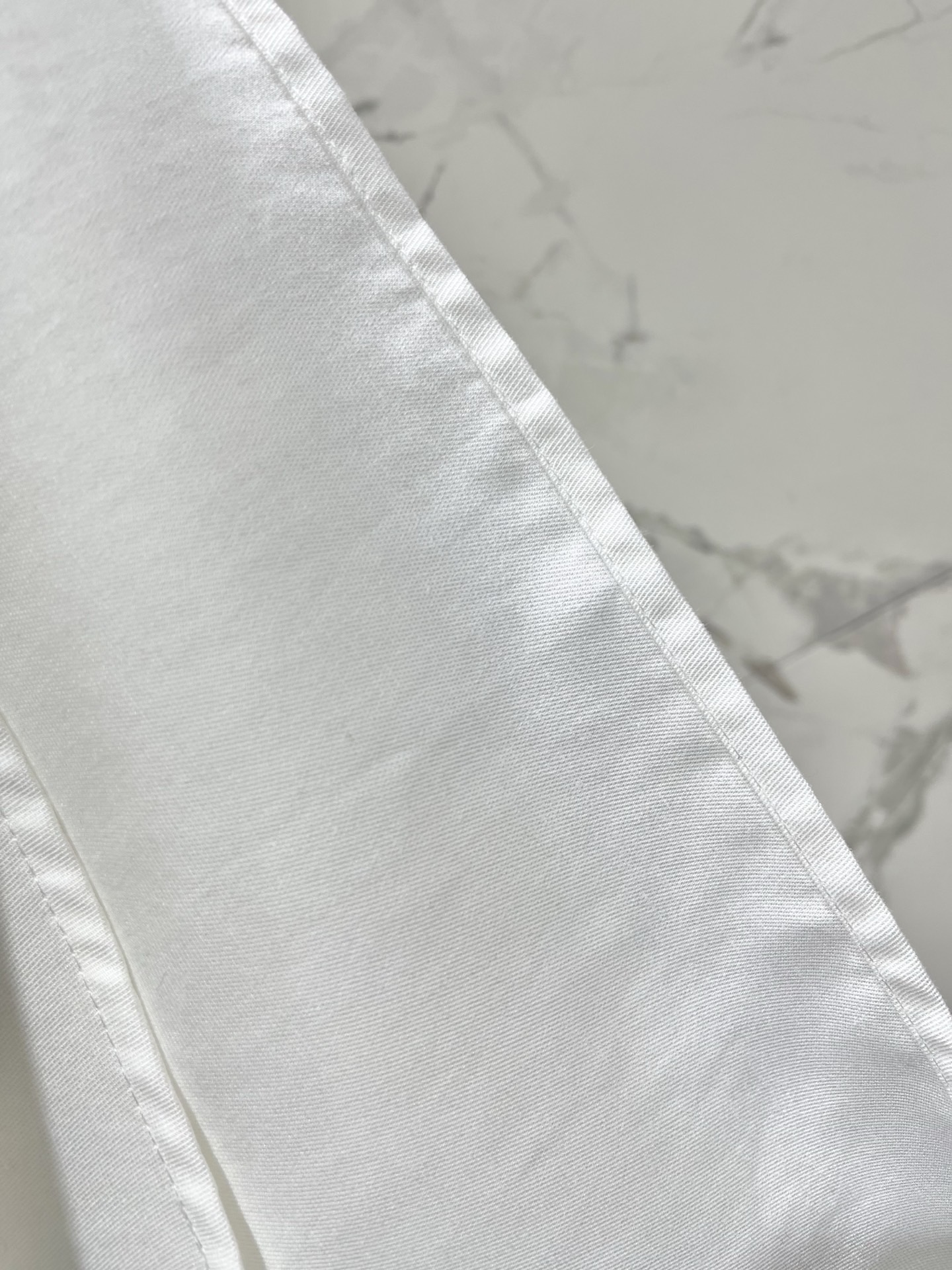 Блуза женская в стиле Chanel молочного цвета с V-образным вырезом