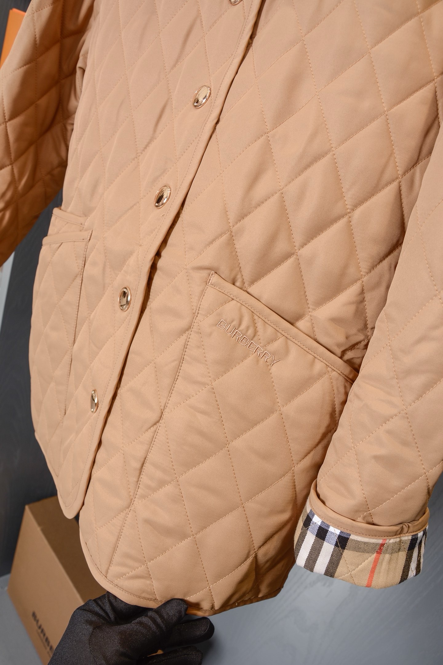 Куртка женская в стиле Burberry укороченная светло-коричневого цвета