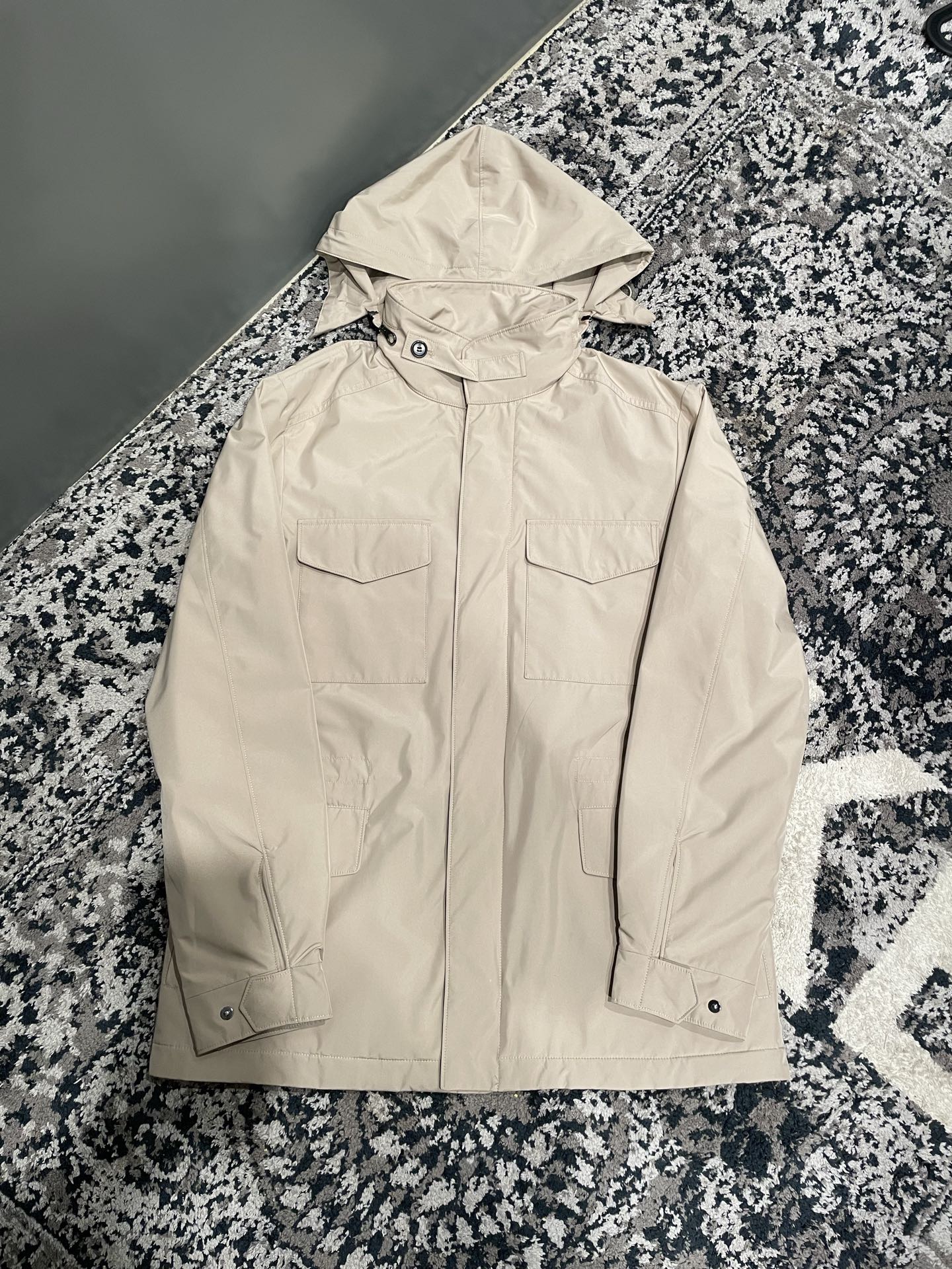 Куртка мужская в стиле Loro Piana из плащевой ткани бежевого цвета