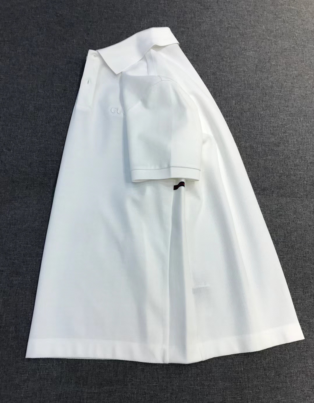 Поло мужское в стиле Gucci с коротким рукавом белого цвета