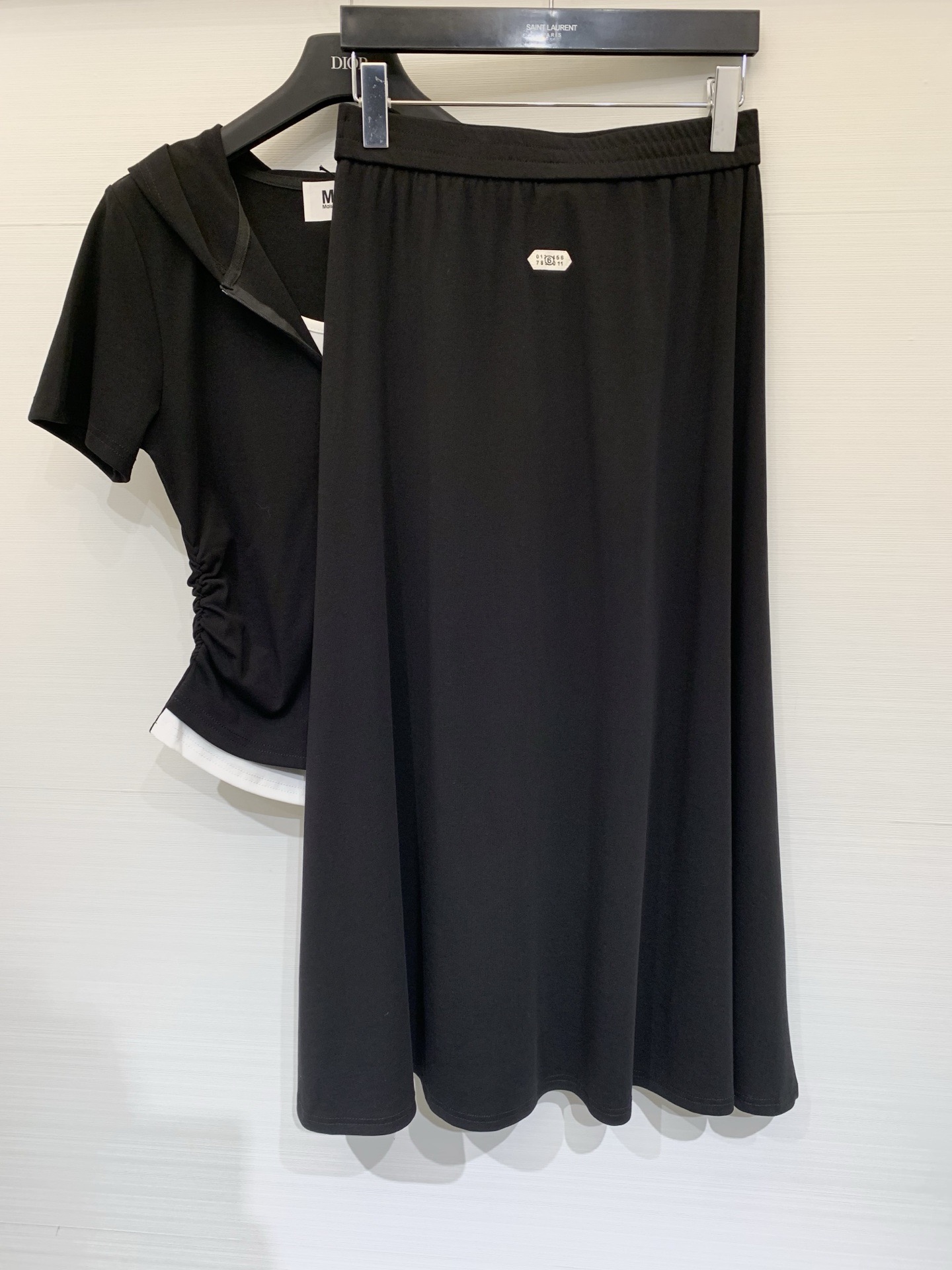 Костюм женский в стиле MM6 Maison Margiela чёрного цвета с топом и юбкой