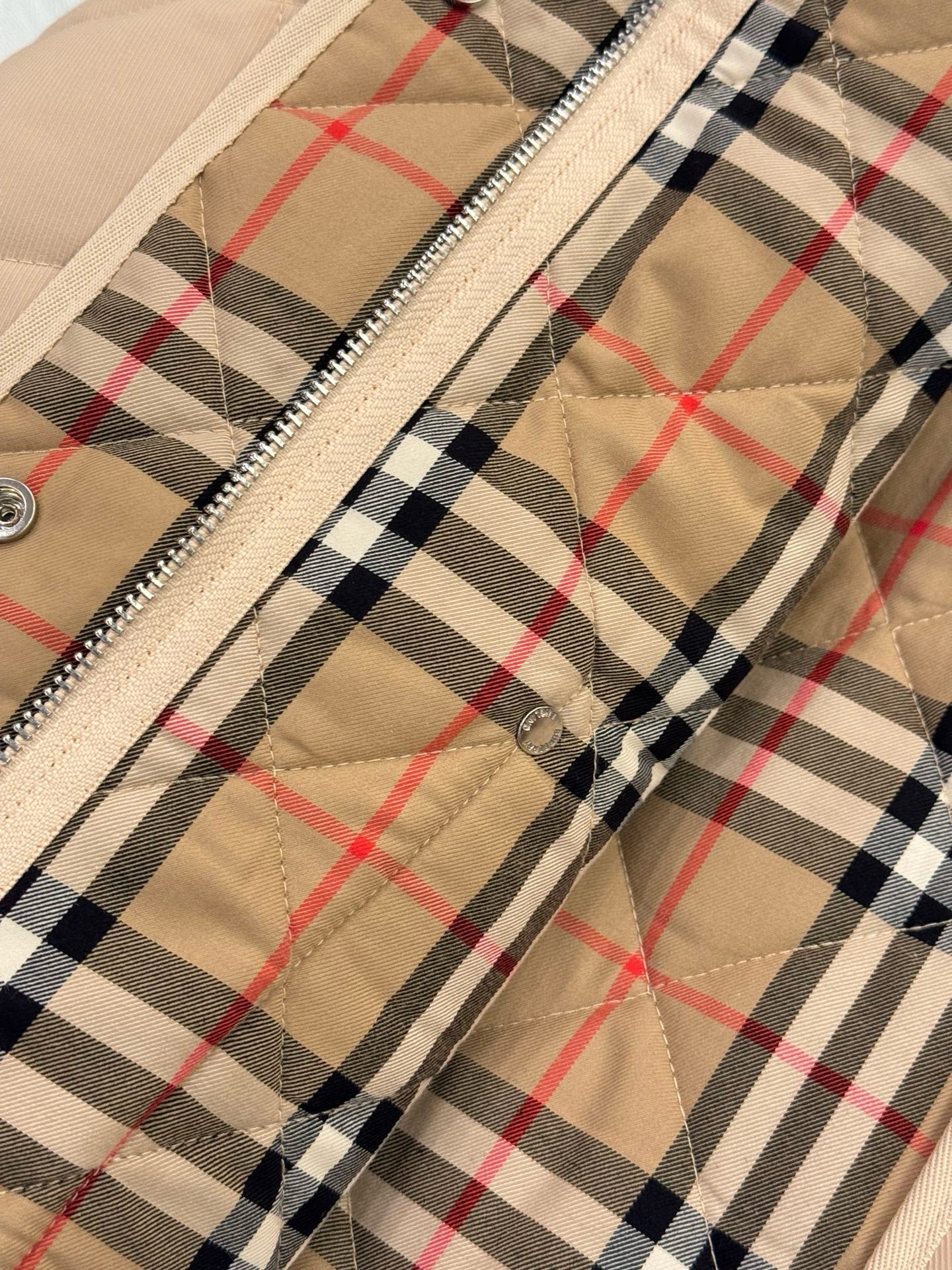 Куртка женская в стиле Burberry укороченная светло-коричневого цвета с вельветовым воротником