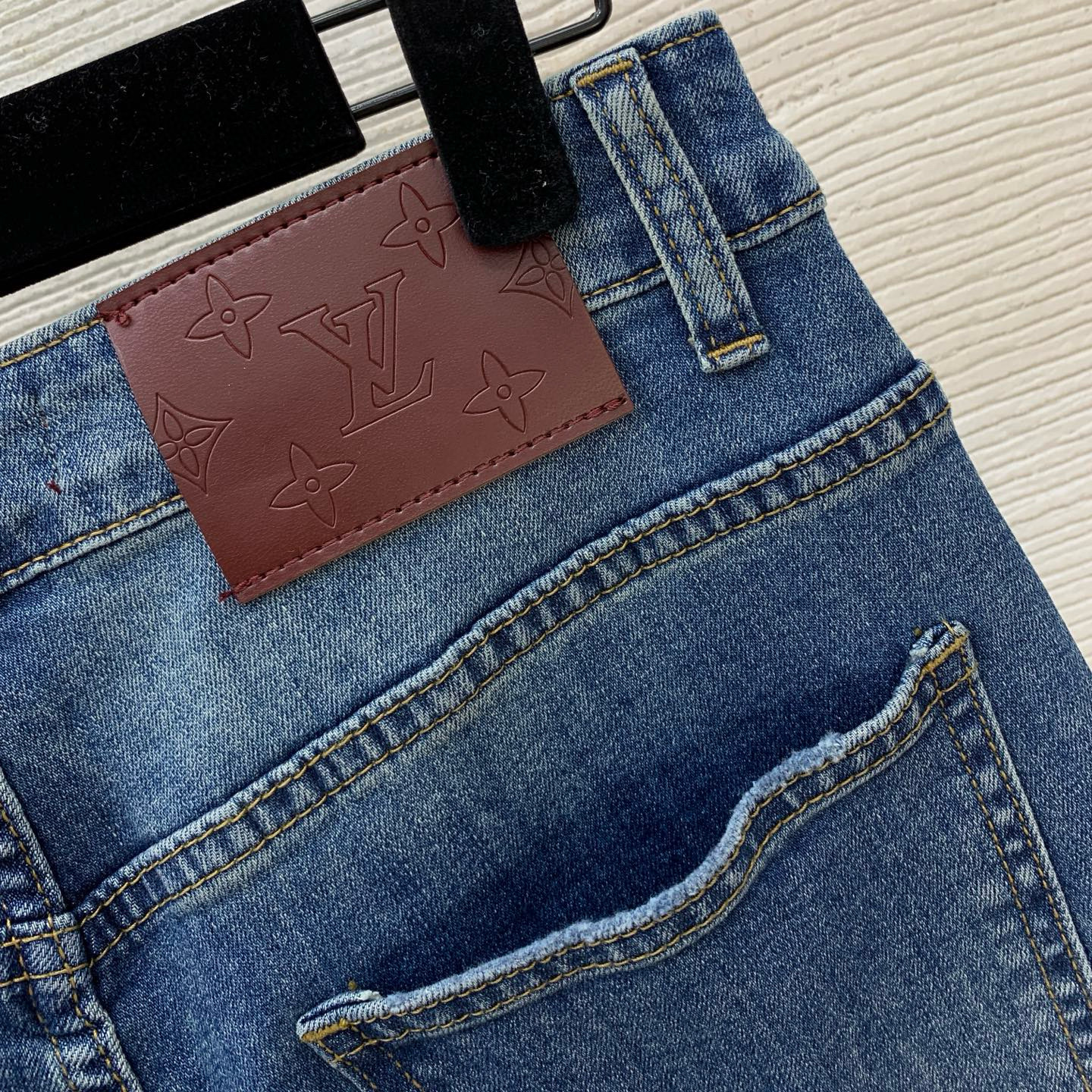 Джинсы женские в стиле Louis Vuitton из хлопкового денима синего цвета со стразовой вышивкой