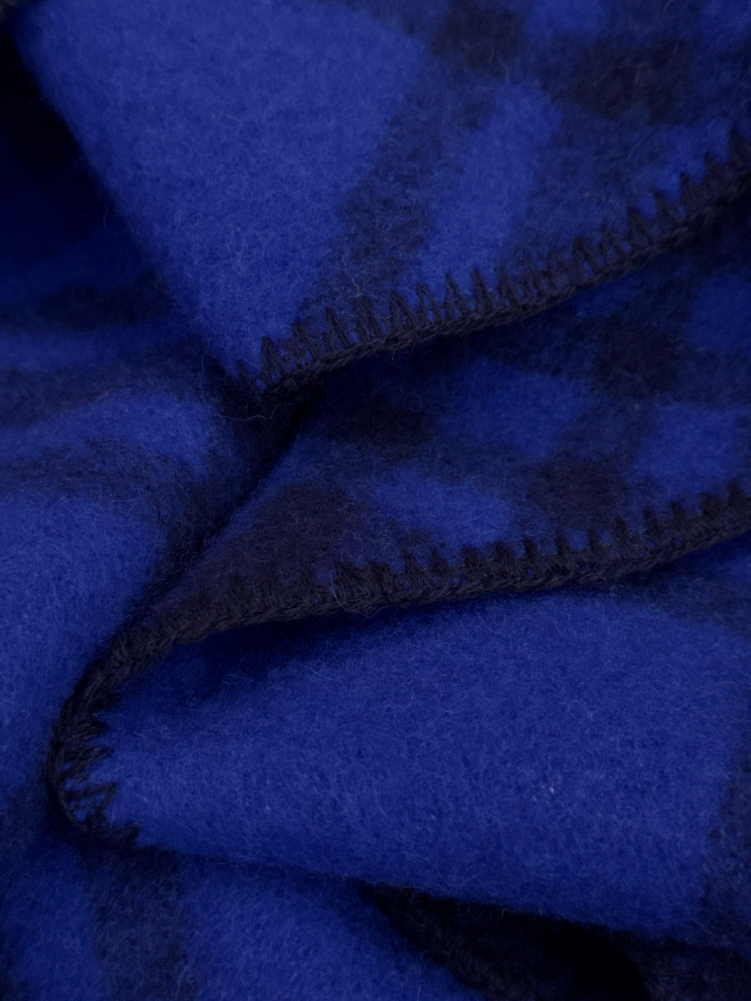 Шарф унисекс в стиле Burberry двусторонний из мягкой шерсти с диагональной клеткой тёмно-синего  цвета