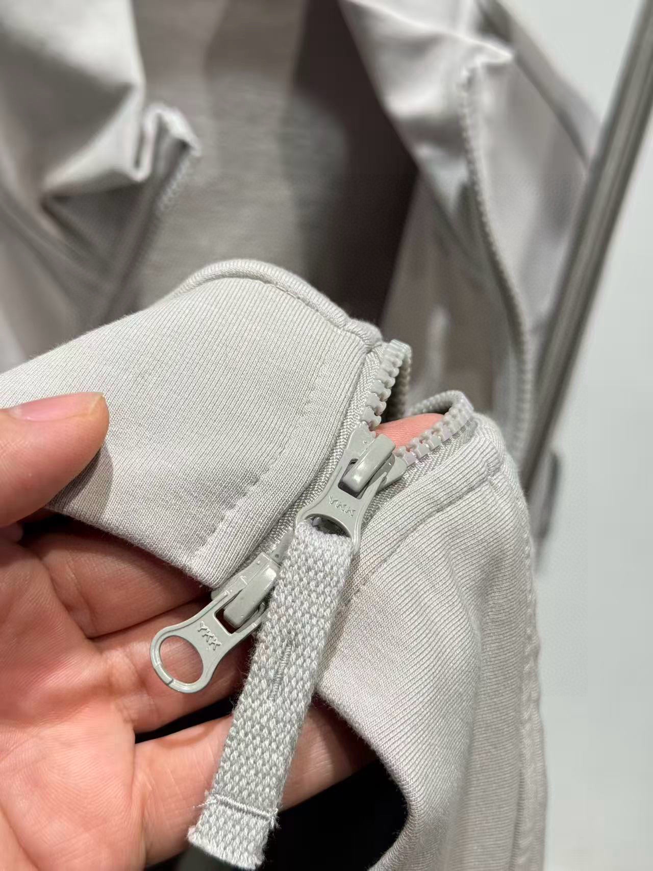 Куртка мужская Stone Island Ghost из хлопкового трикотажа белого цвета на молнии