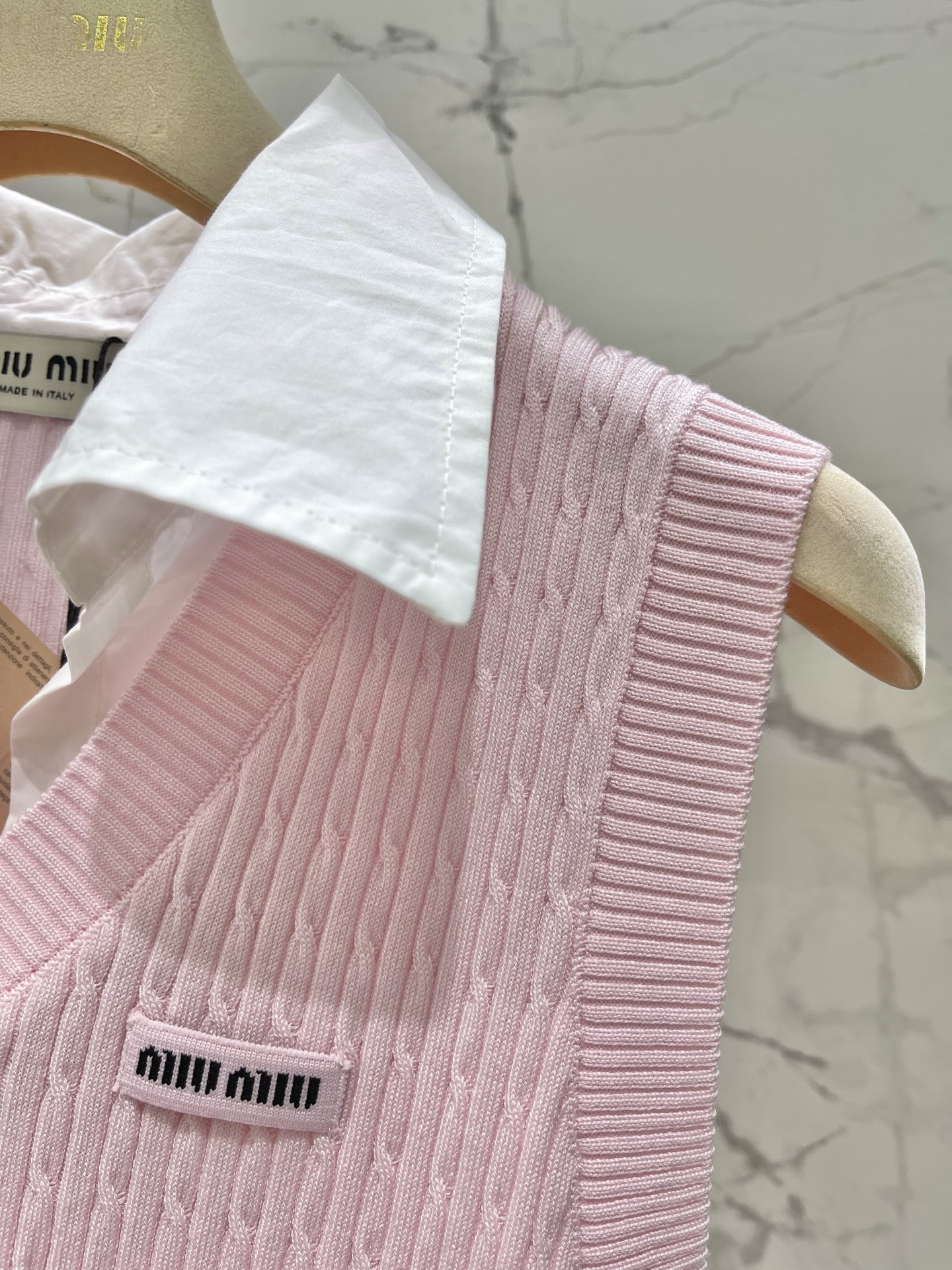 Топ женский в стиле Miu Miu вязаный с отложным воротником без рукавов розового цвета