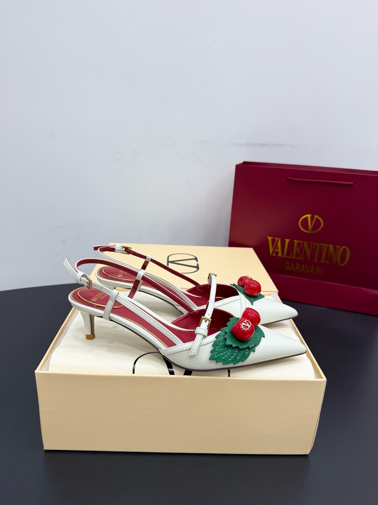 Туфли женские в стиле Valentino из натуральной кожи белого цвета