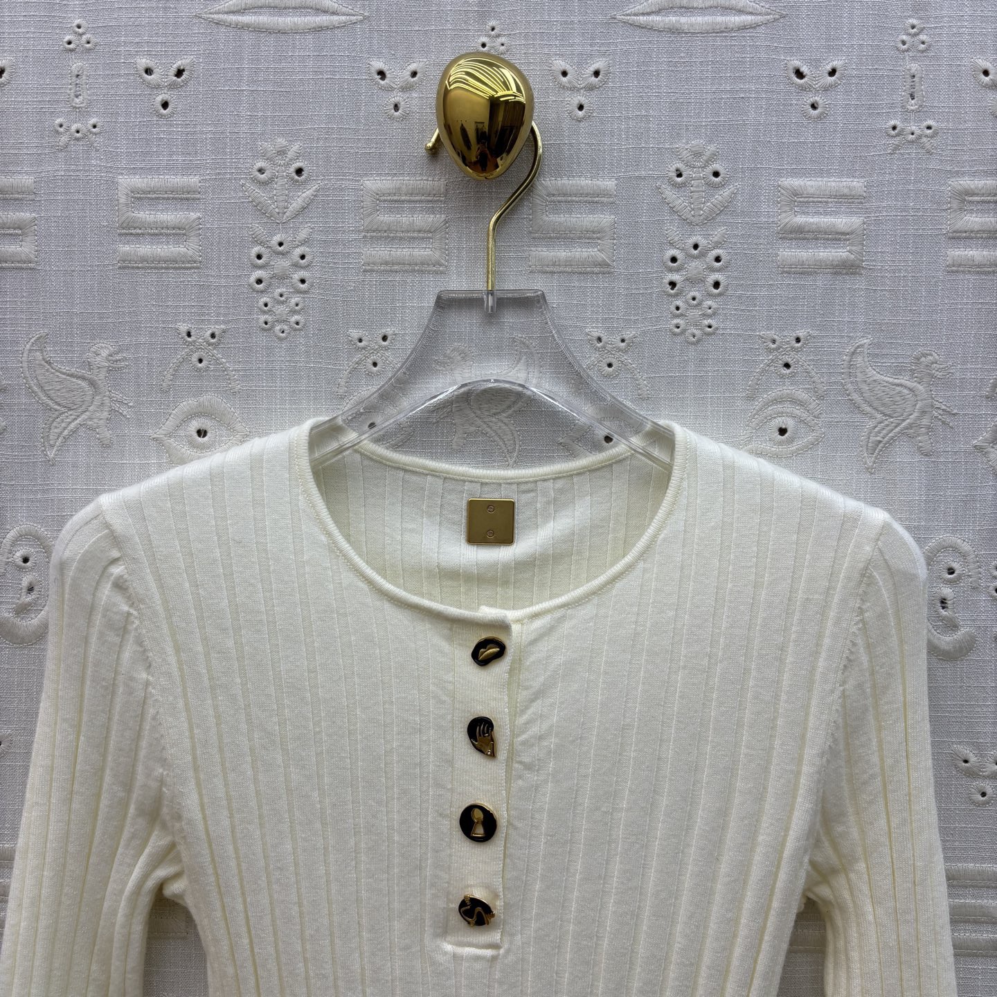 Свитер женский в стиле Schiaparelli молочного цвета с декоративными пуговицами