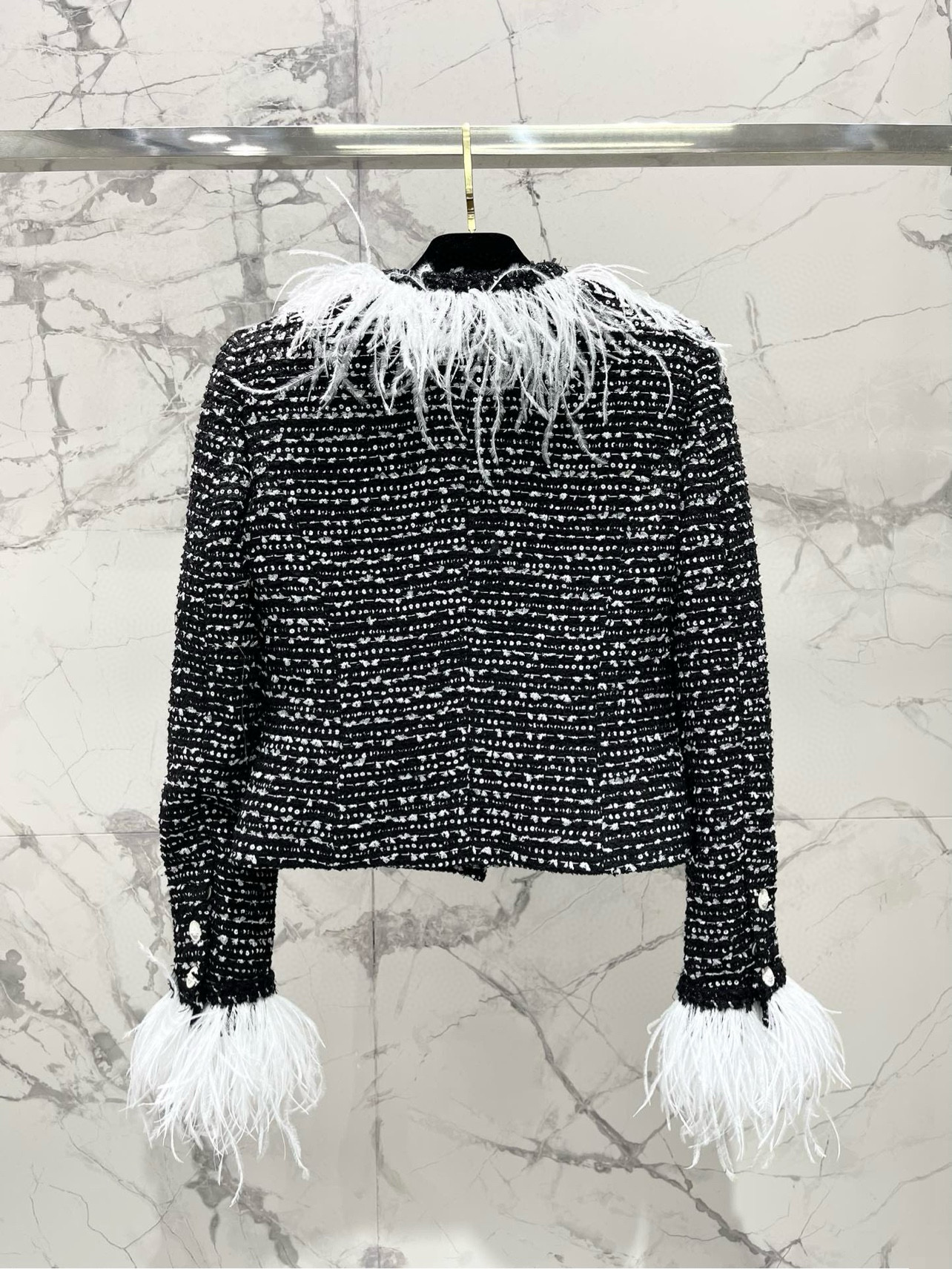 Жакет женский в стиле Chanel из твида с пайетками и отделкой перьями чёрного цвета