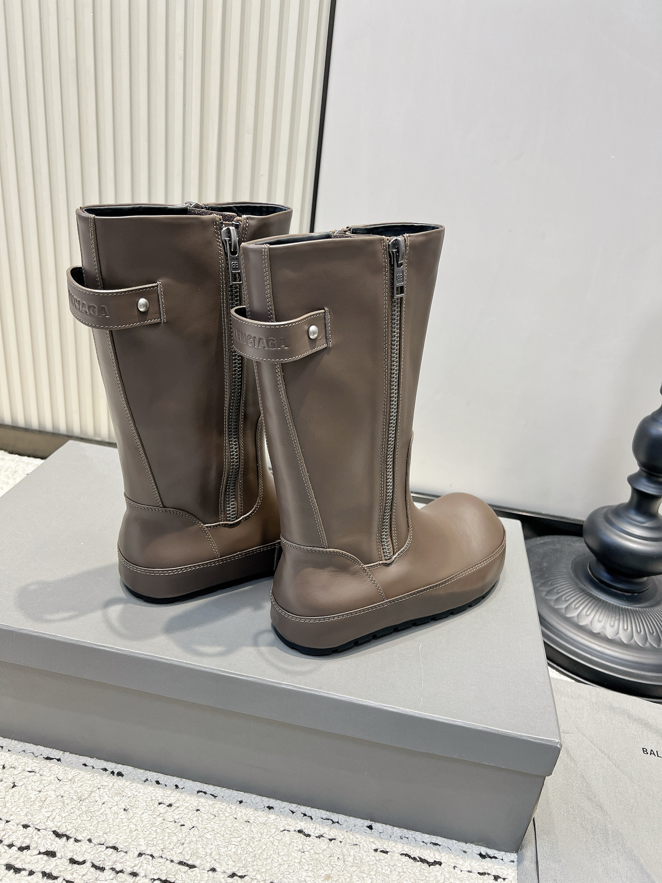 Сапоги женские Balenciaga серо-коричневого цвета