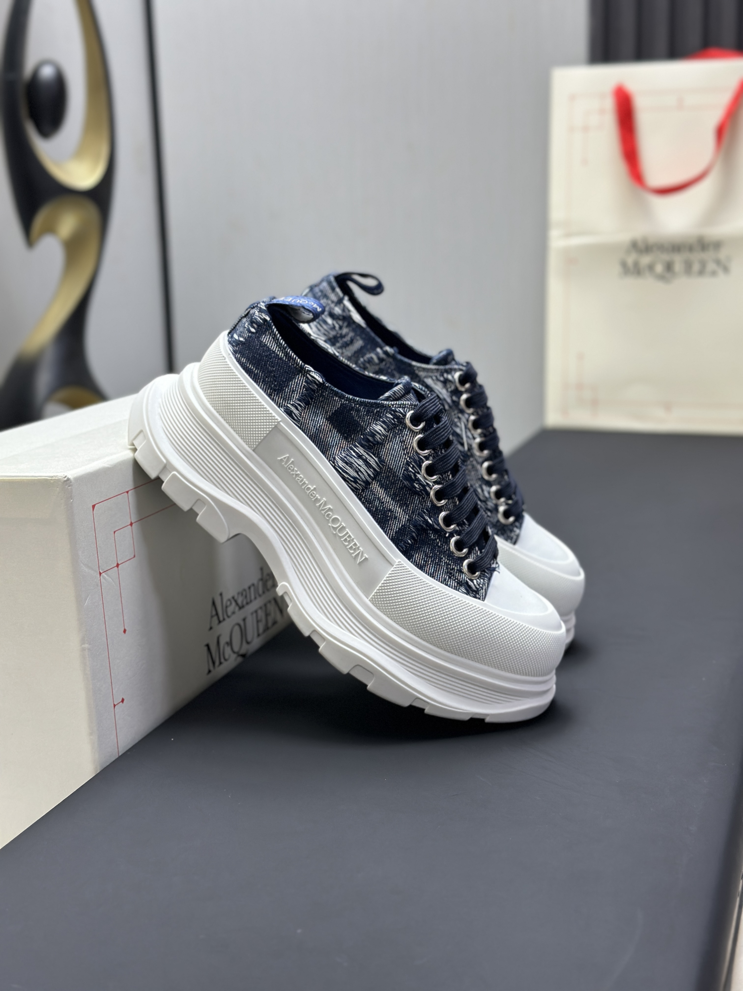 Кроссовки в стиле Alexander McQueen тёмно-синего цвета с массивной подошвой