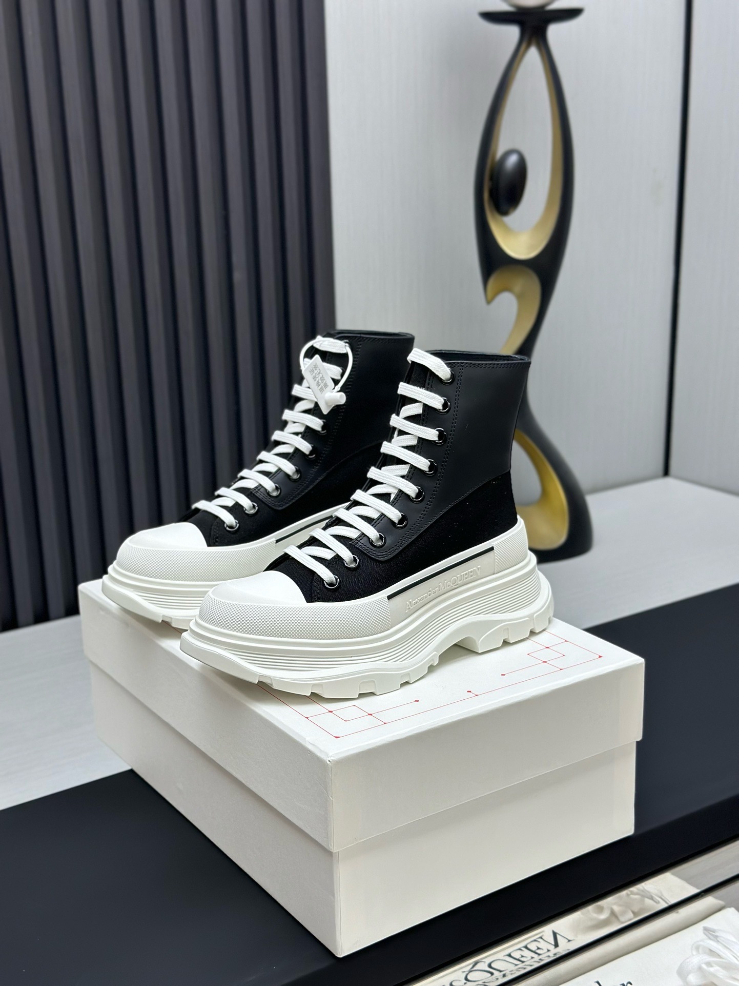 Кеды в стиле Alexander McQueen чёрного цвета с белыми акцентами