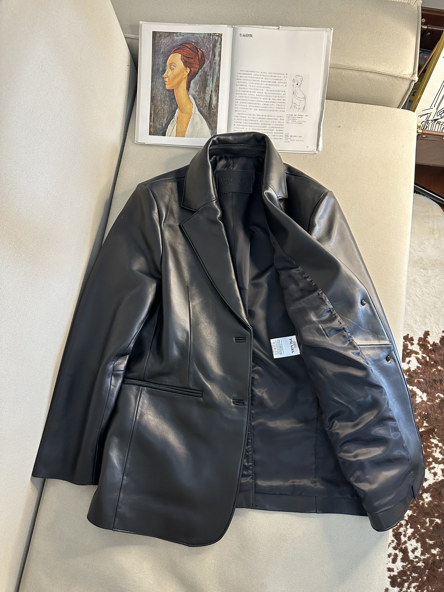 Куртка женская в стиле Prada из натуральной кожи чёрного цвета с классическим кроем